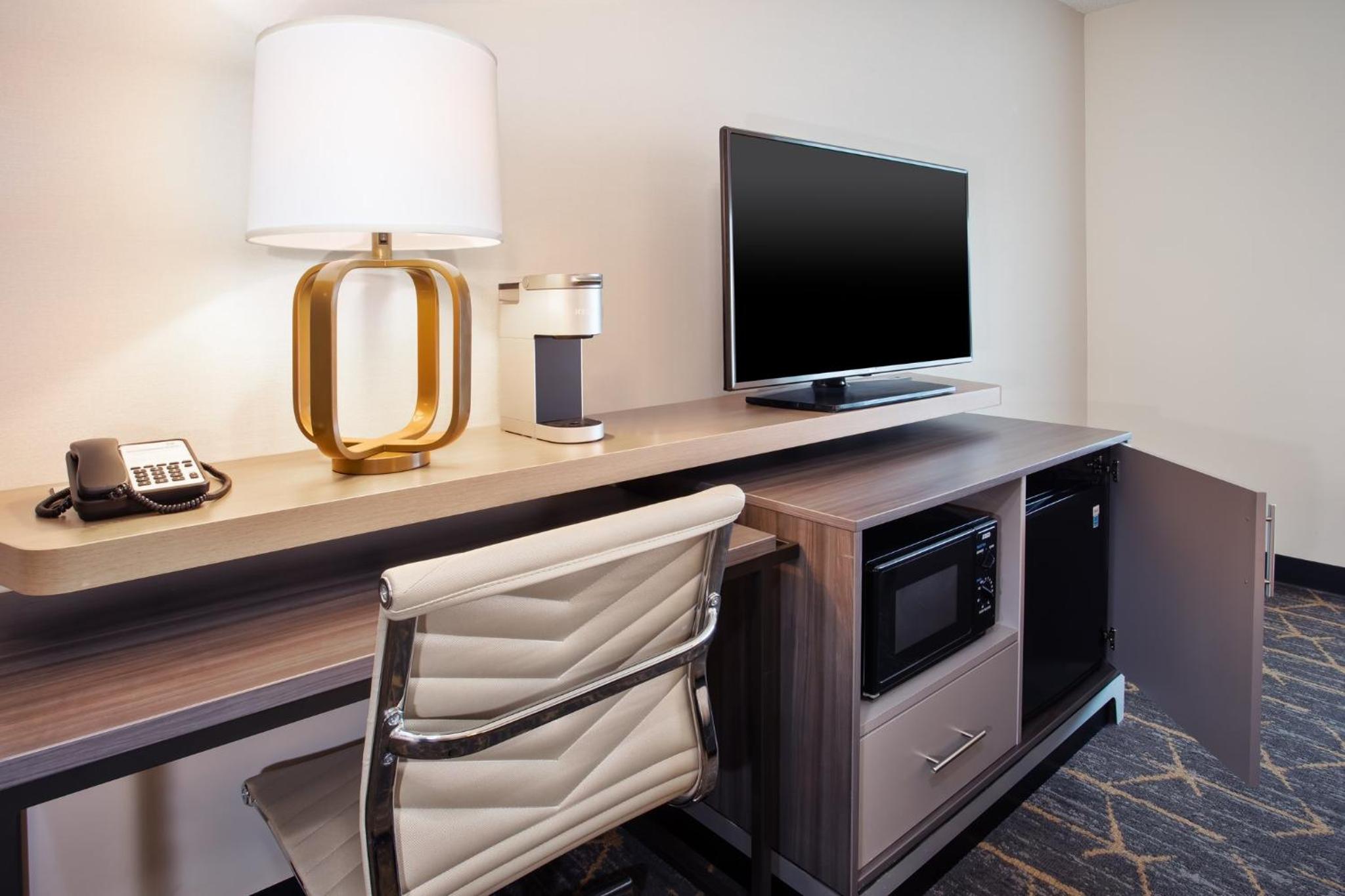 Standard King Room with Sofa Bed - Photo 5