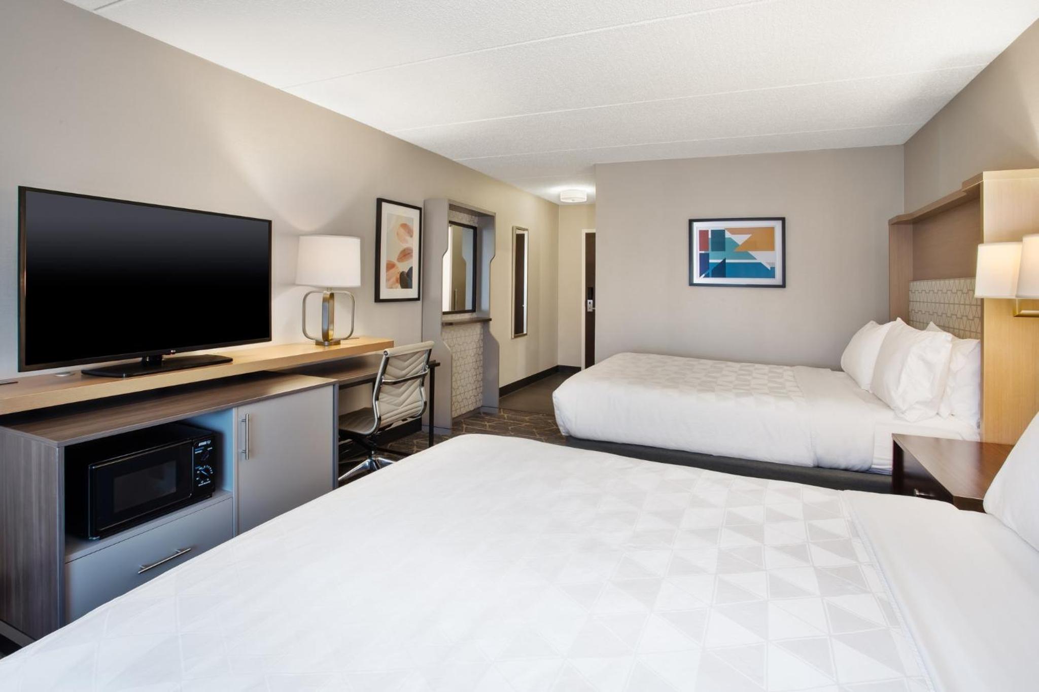 Standard Queen Room with Two Queen Beds - Photo 3
