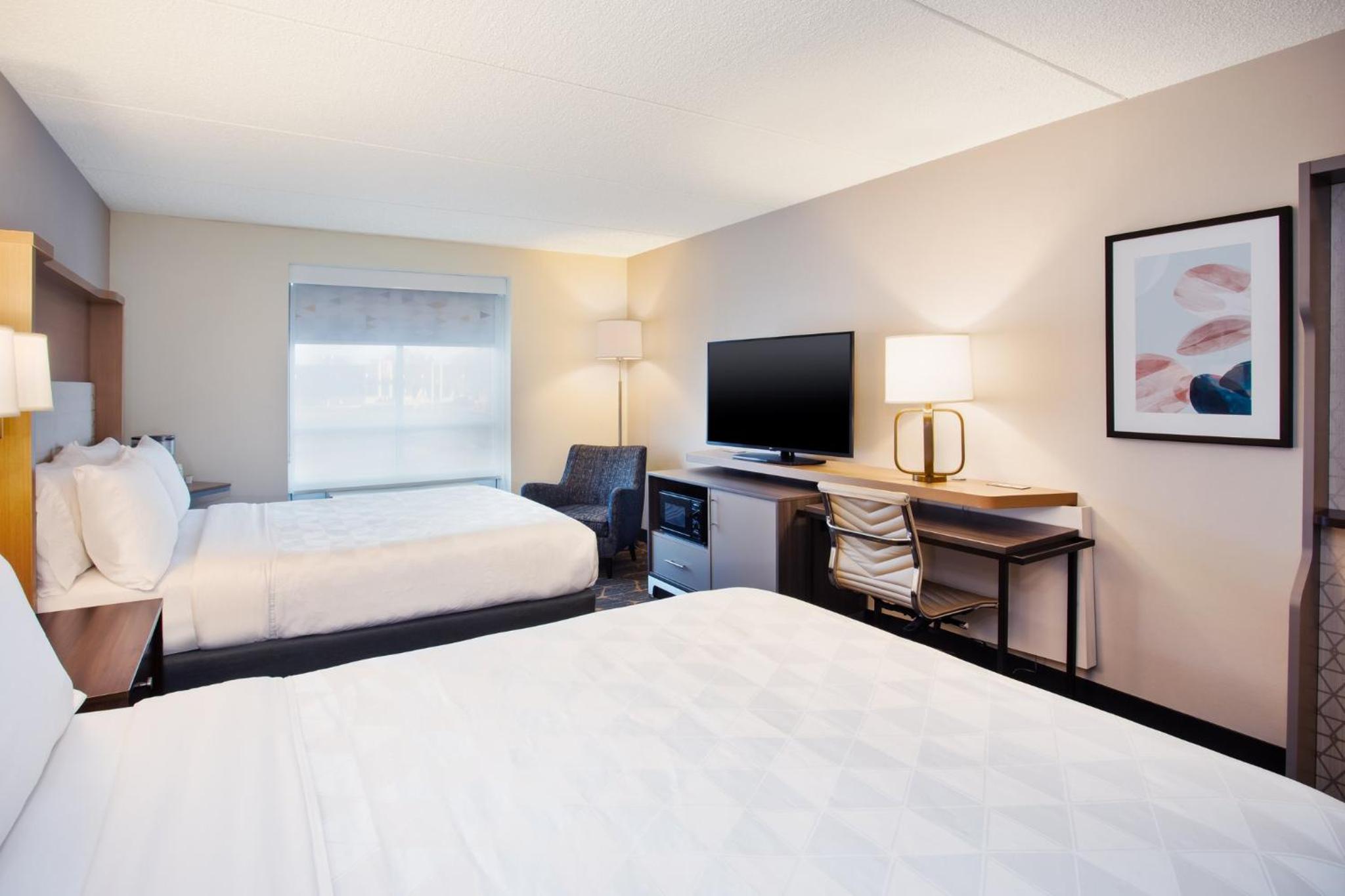 Standard Queen Room with Two Queen Beds - Photo 2