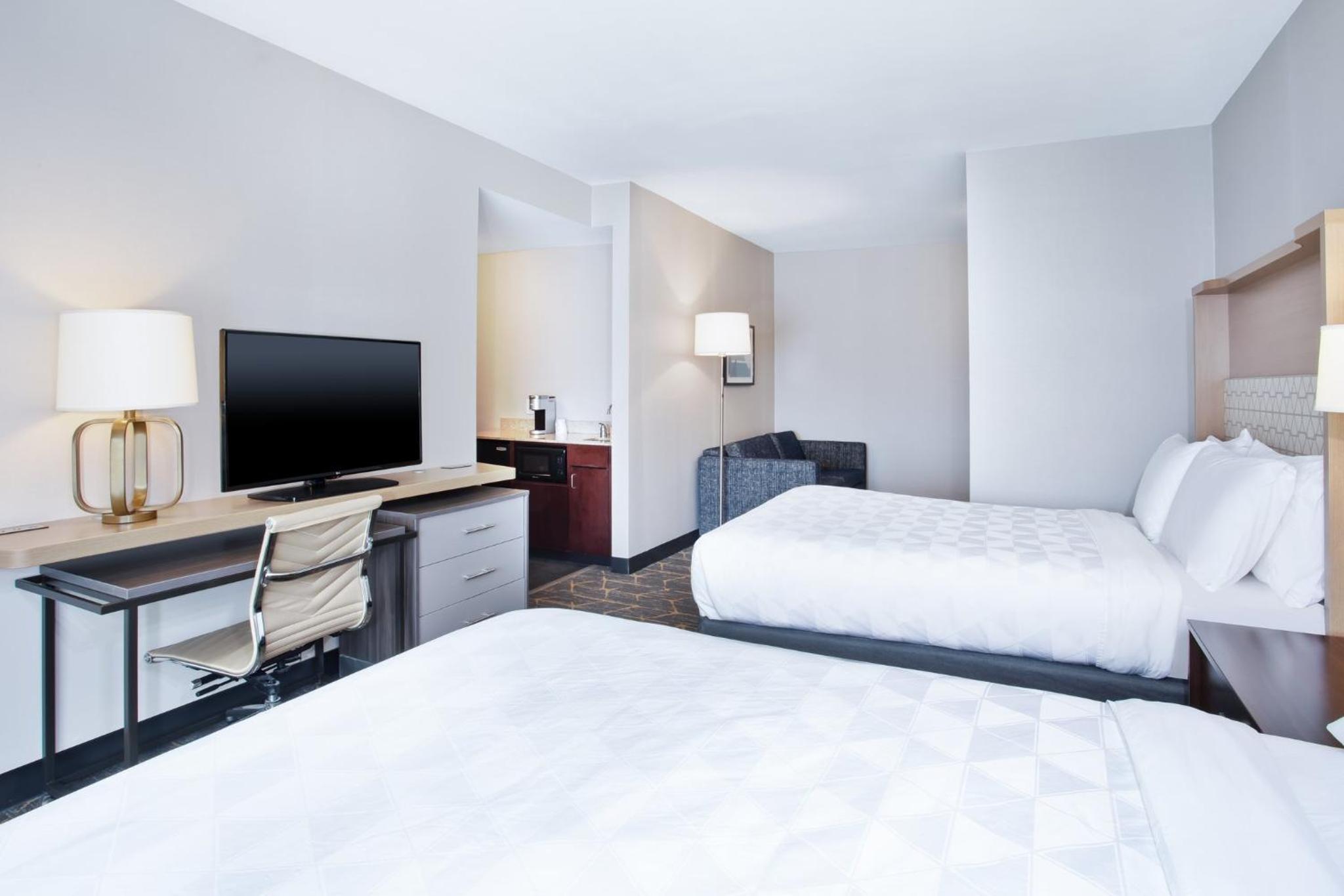 Suite with Two Queen Beds - Photo 7