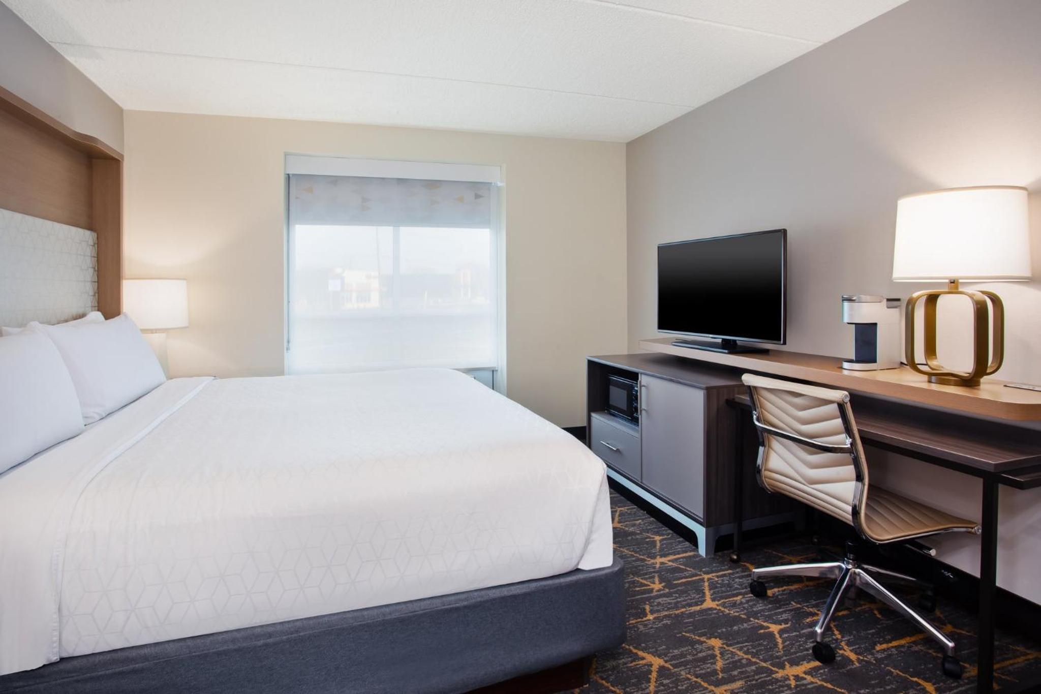Standard King Room - Photo 5