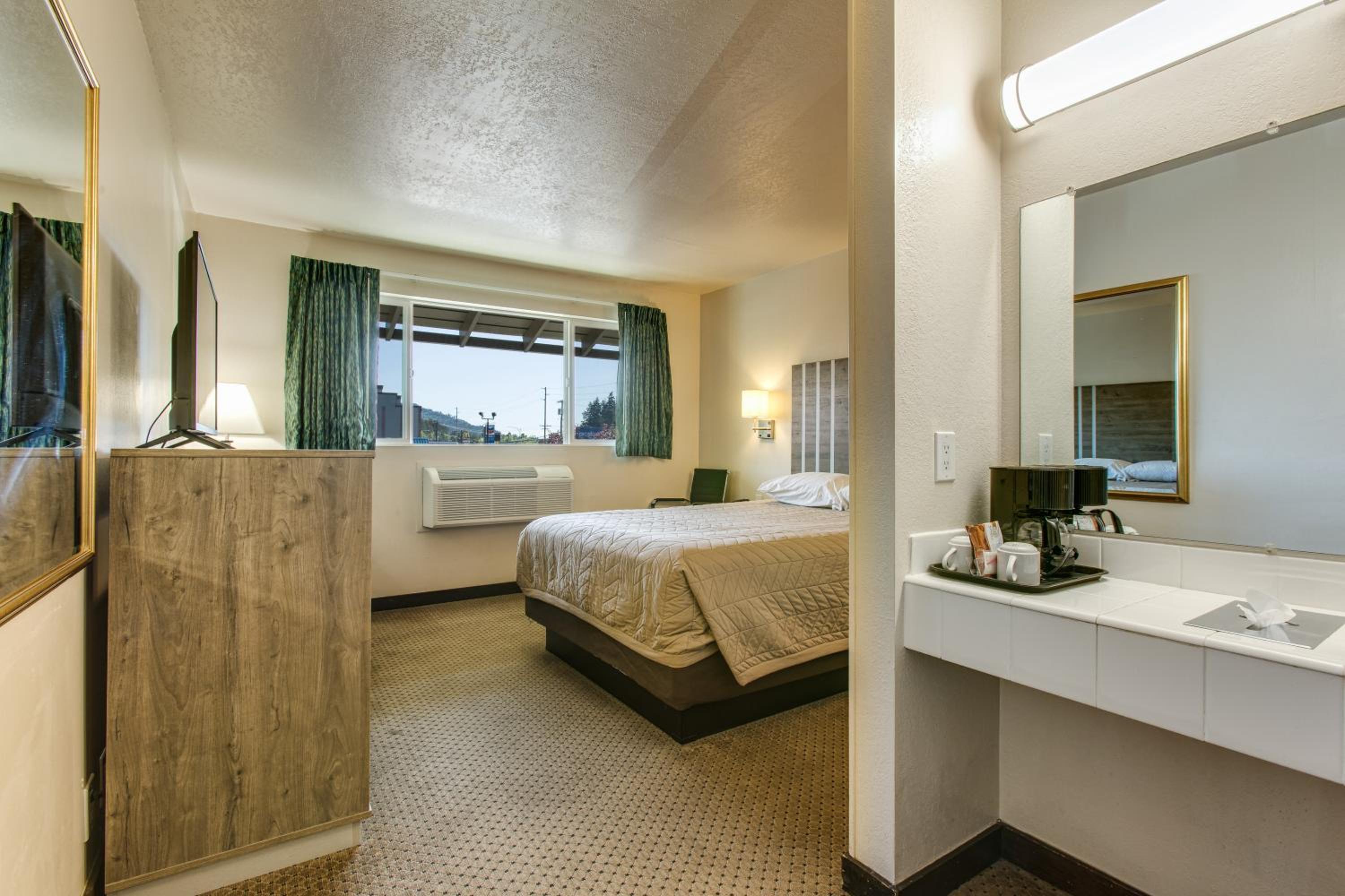 Queen Room - Non-Smoking photo 1