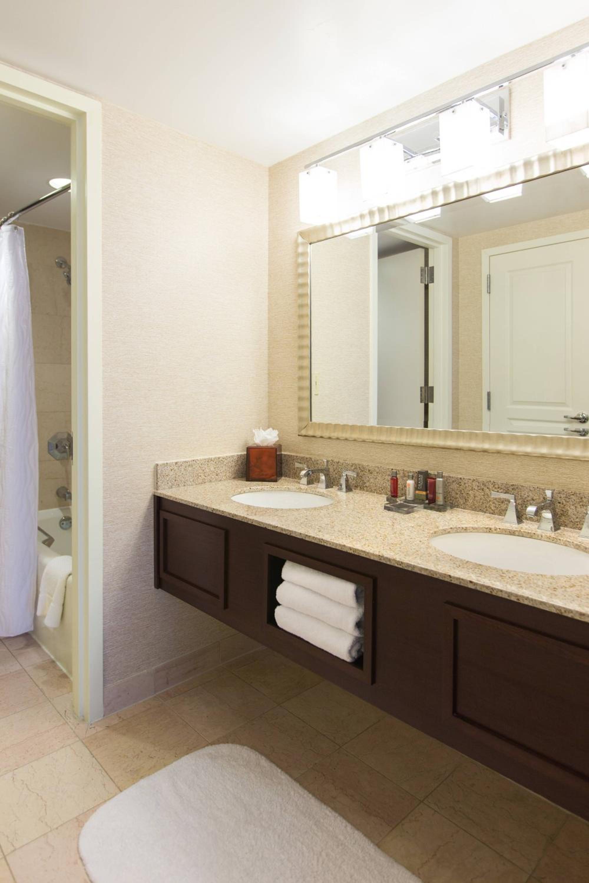 Suite with Two Double Beds and Sofa Bed - Photo 4