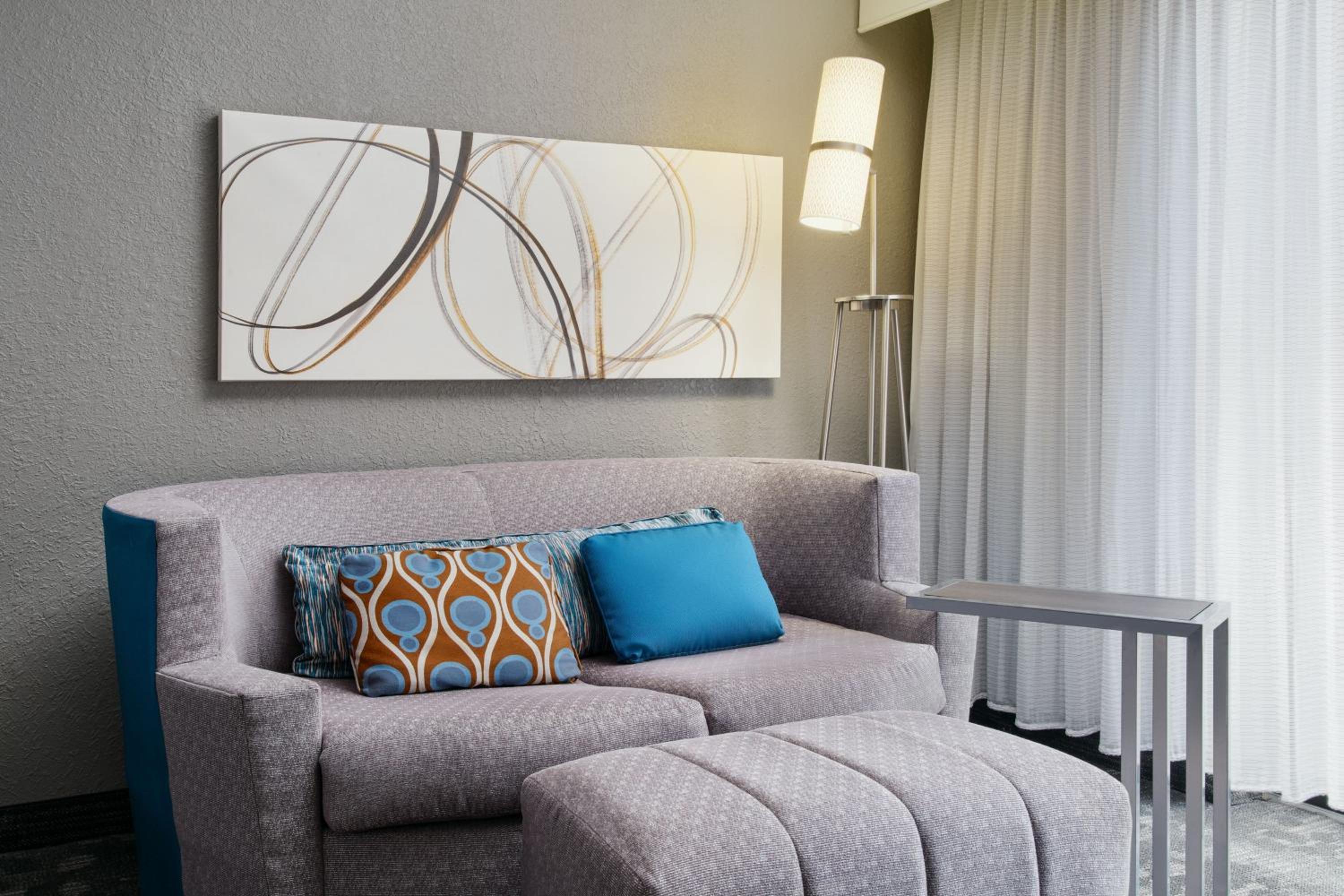 King Room with Sofa Bed - Photo 8