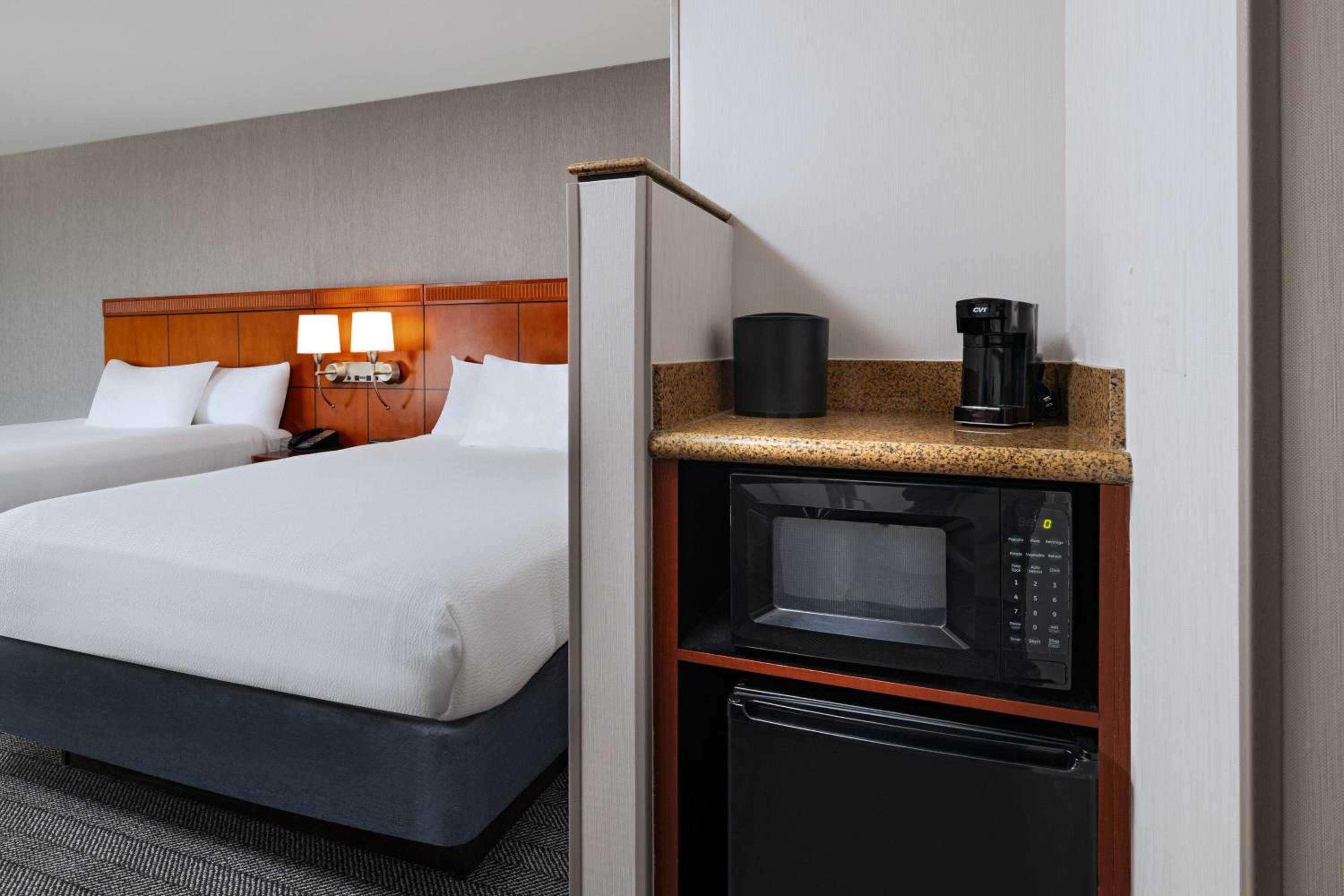 Queen Room with Two Queen Beds - Photo 3