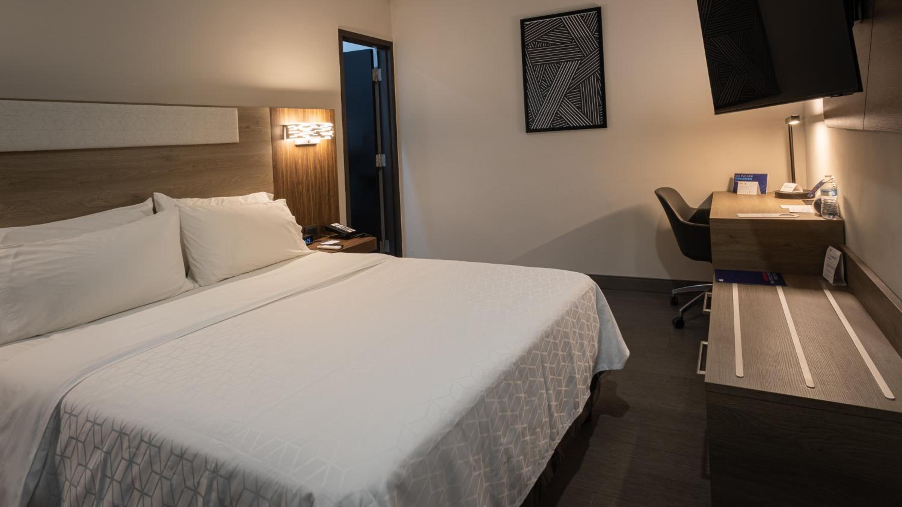 Standard King Room - Photo 4