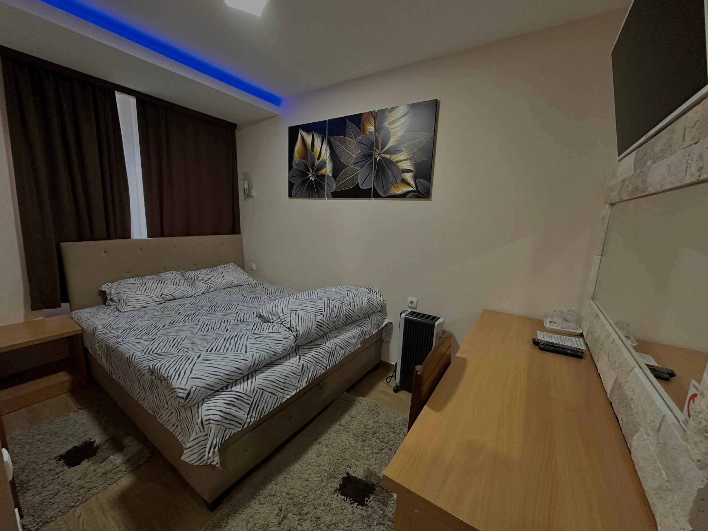 Deluxe King Room photo 1