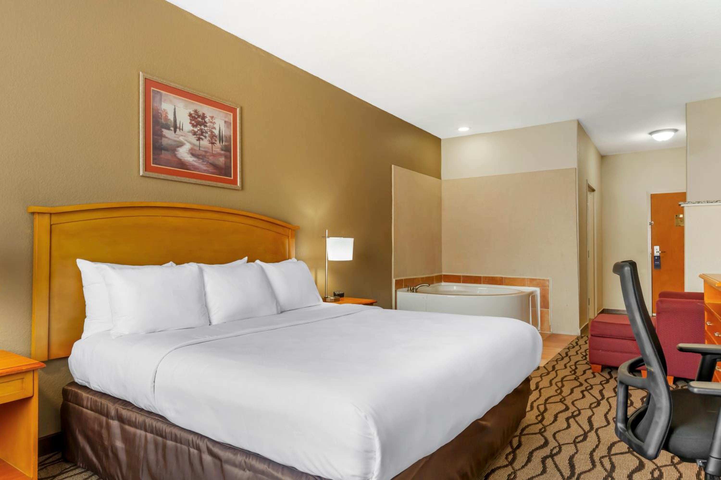 King Suite - Non-Smoking - Photo 5
