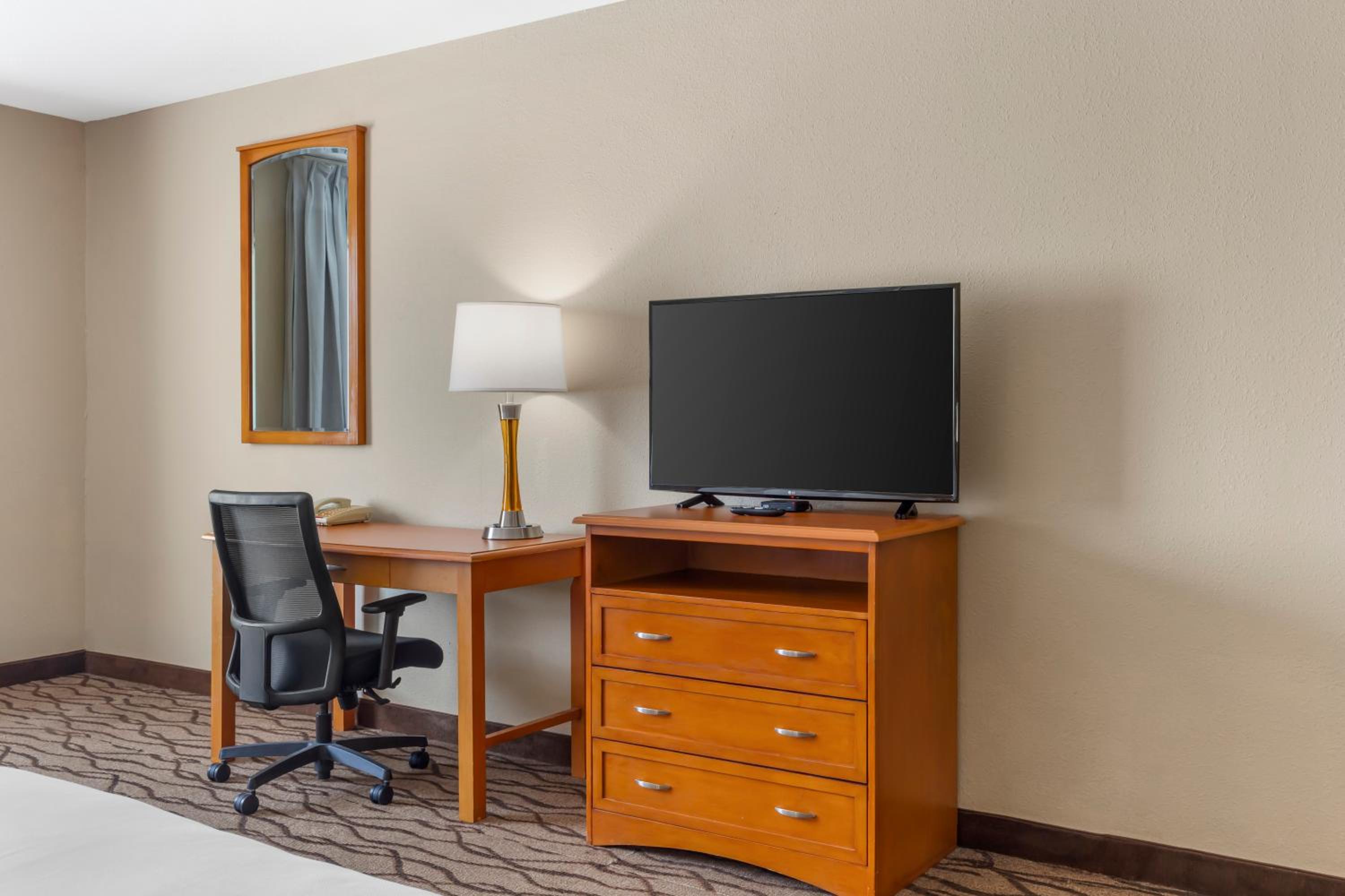 King Suite - Non-Smoking - Photo 6
