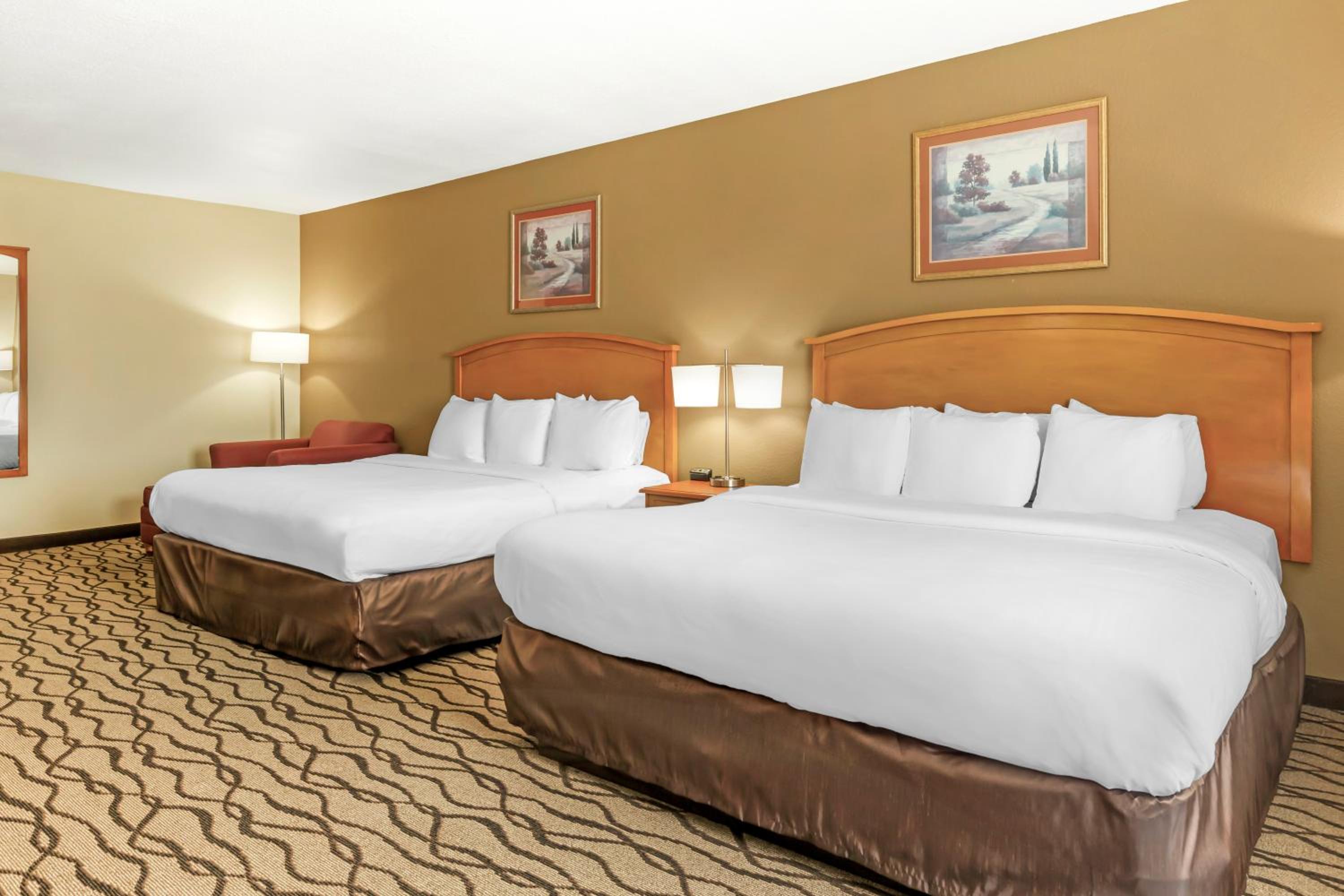 Queen Room with Two Queen Beds - Non-Smoking - Photo 3