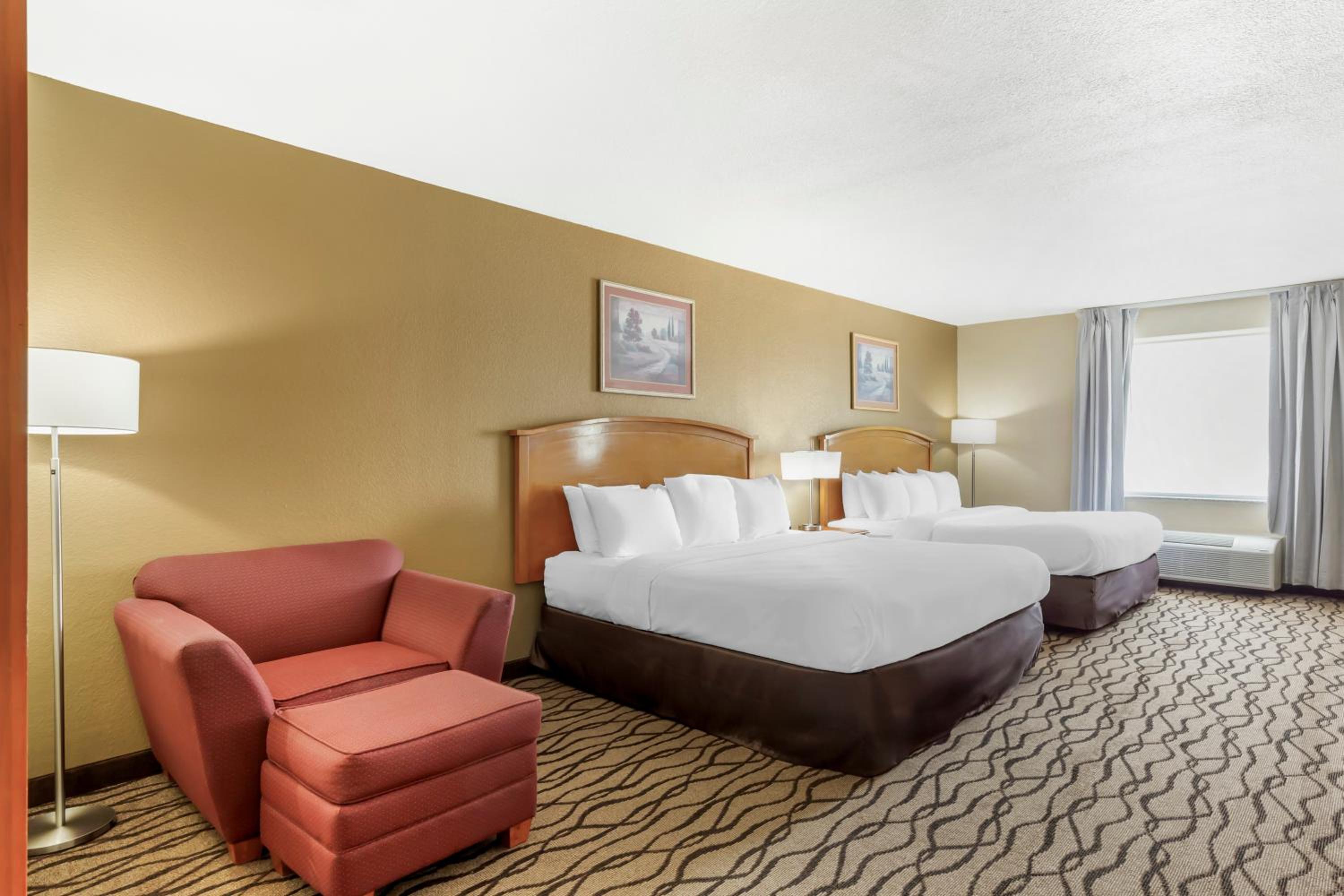 Queen Room with Two Queen Beds - Non-Smoking - Photo 4