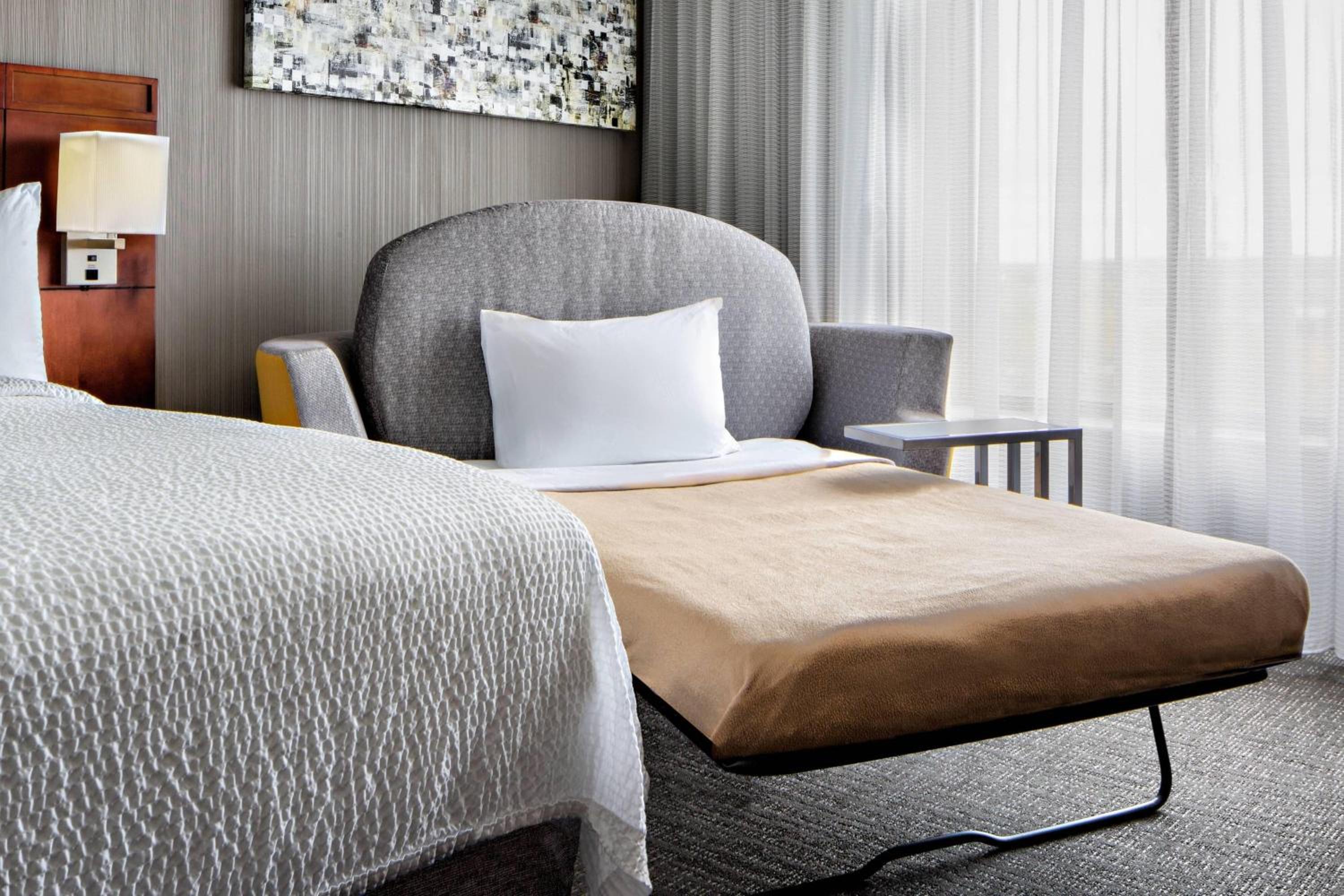 King Room with Sofa Bed - Photo 5