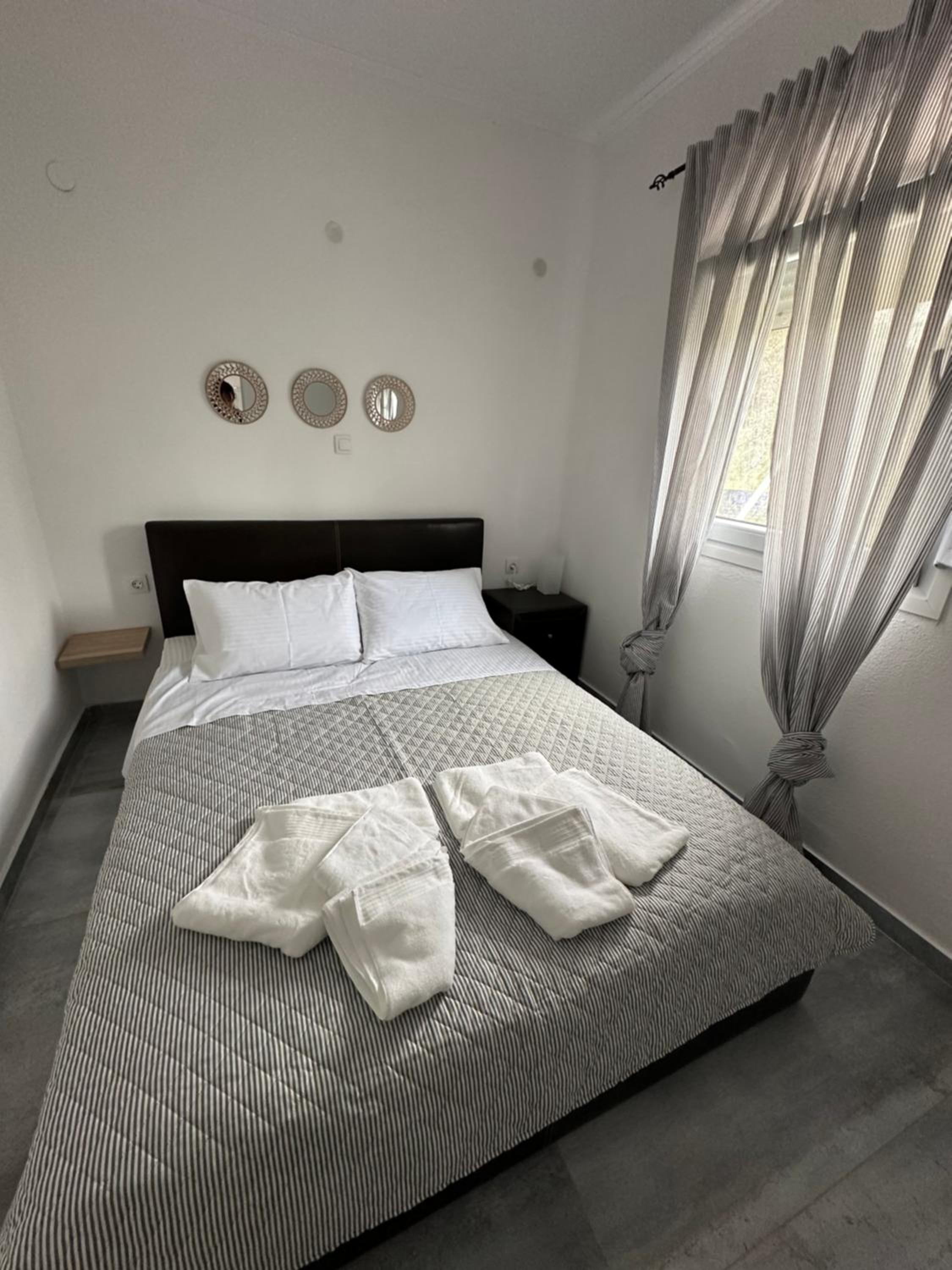 One-Bedroom House photo 1