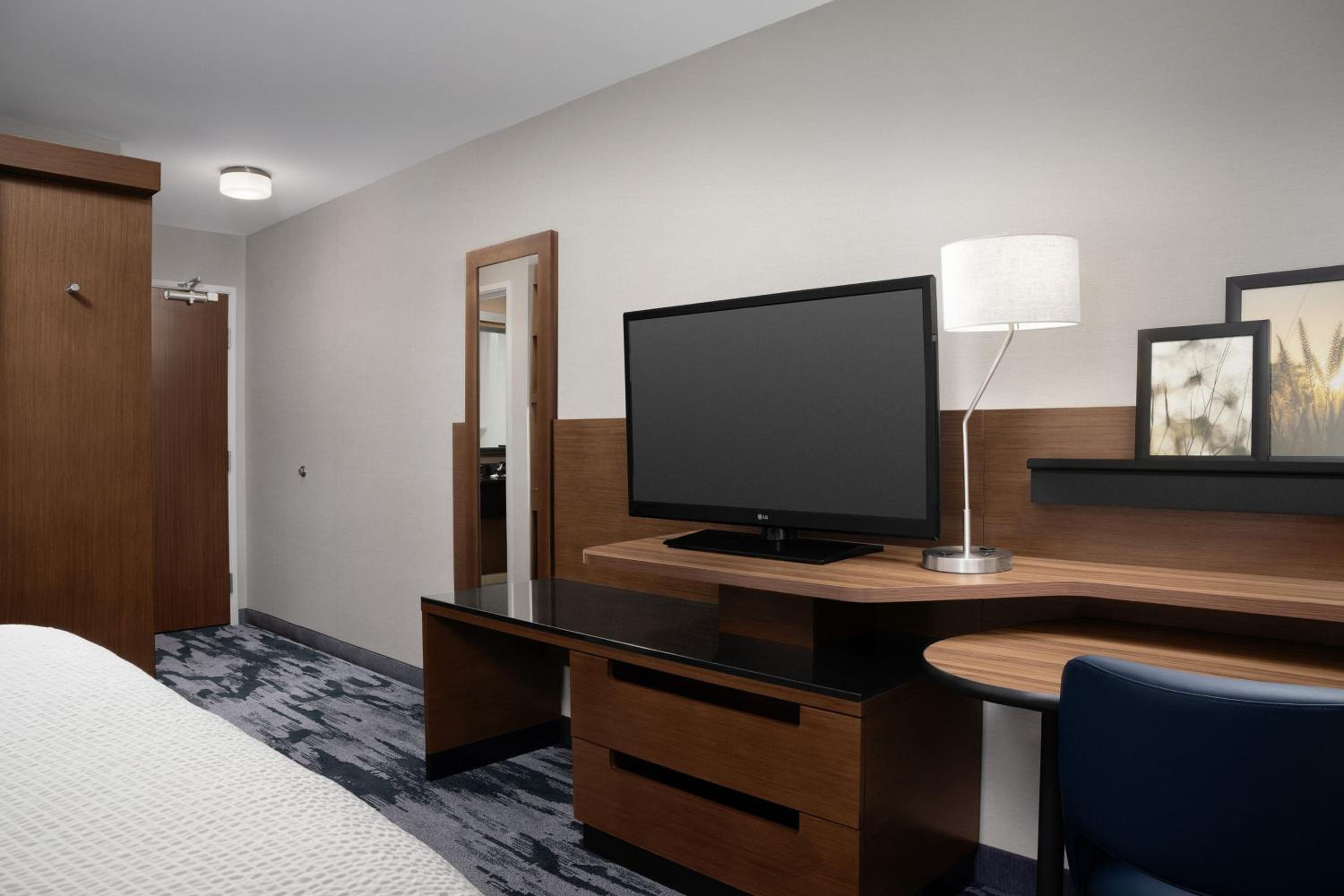 King Room with Roll-In Shower - Mobility Access/Hearing Accessible