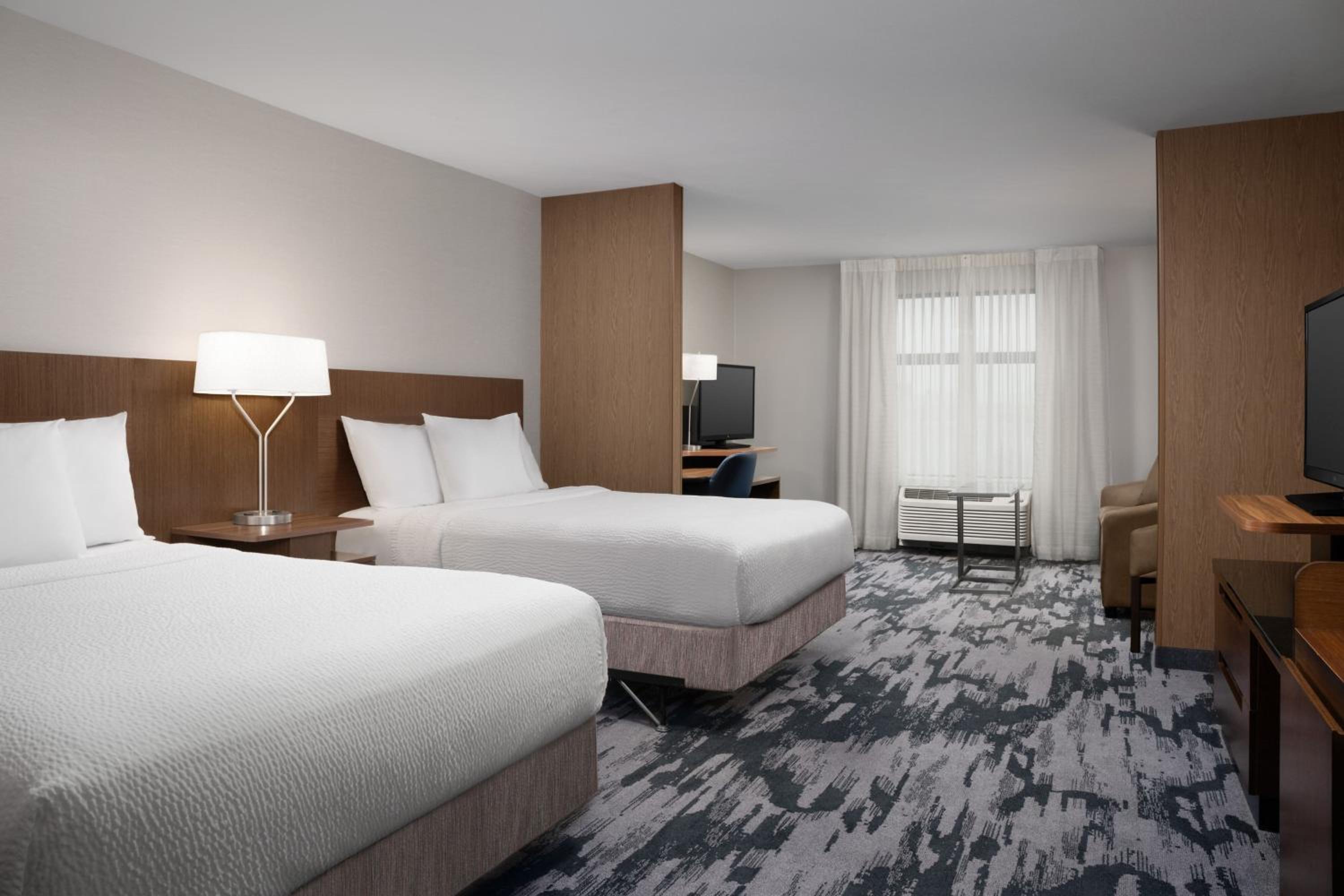 Queen Suite with Two Queen Beds, Bathtub and Sofa Bed - Mobility Access
