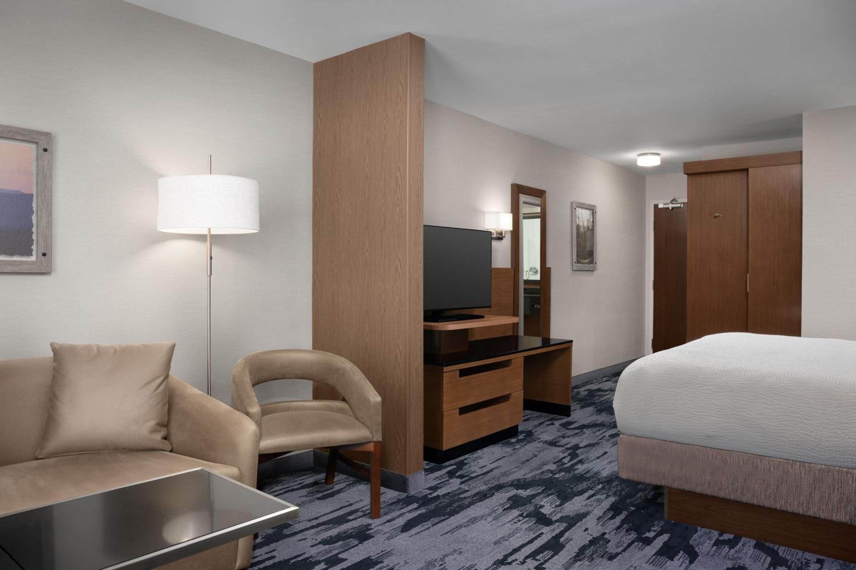 King Suite with Bathtub and Sofa Bed - Mobility Access