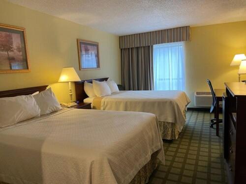 2 Double Beds, Balcony, South Tower, Non-Smoking - Photo 2