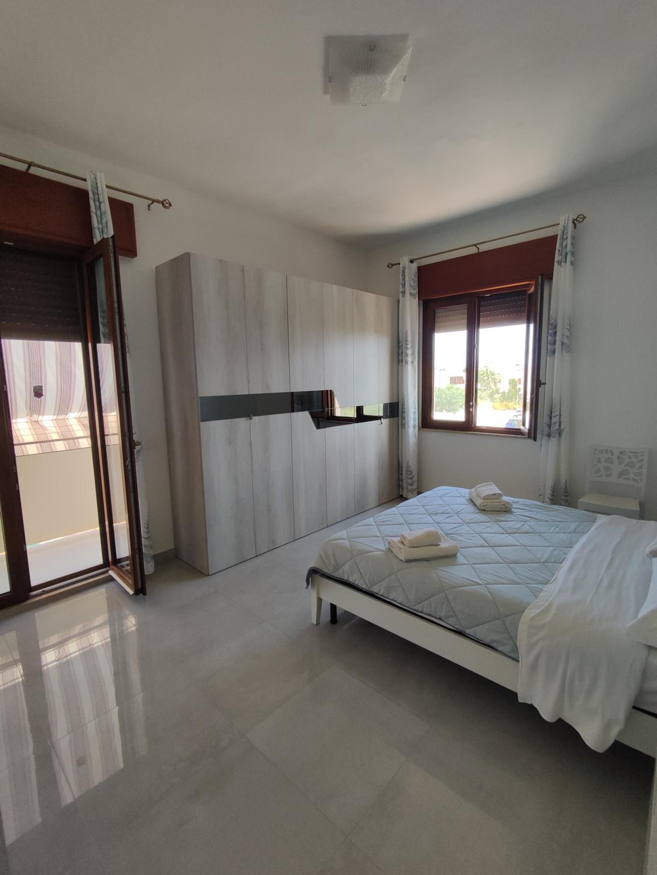 One-Bedroom Apartment With Balcony And Mountain View  