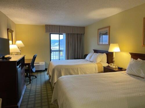 2 Double Beds, Balcony, South Tower, Non-Smoking - Photo 1