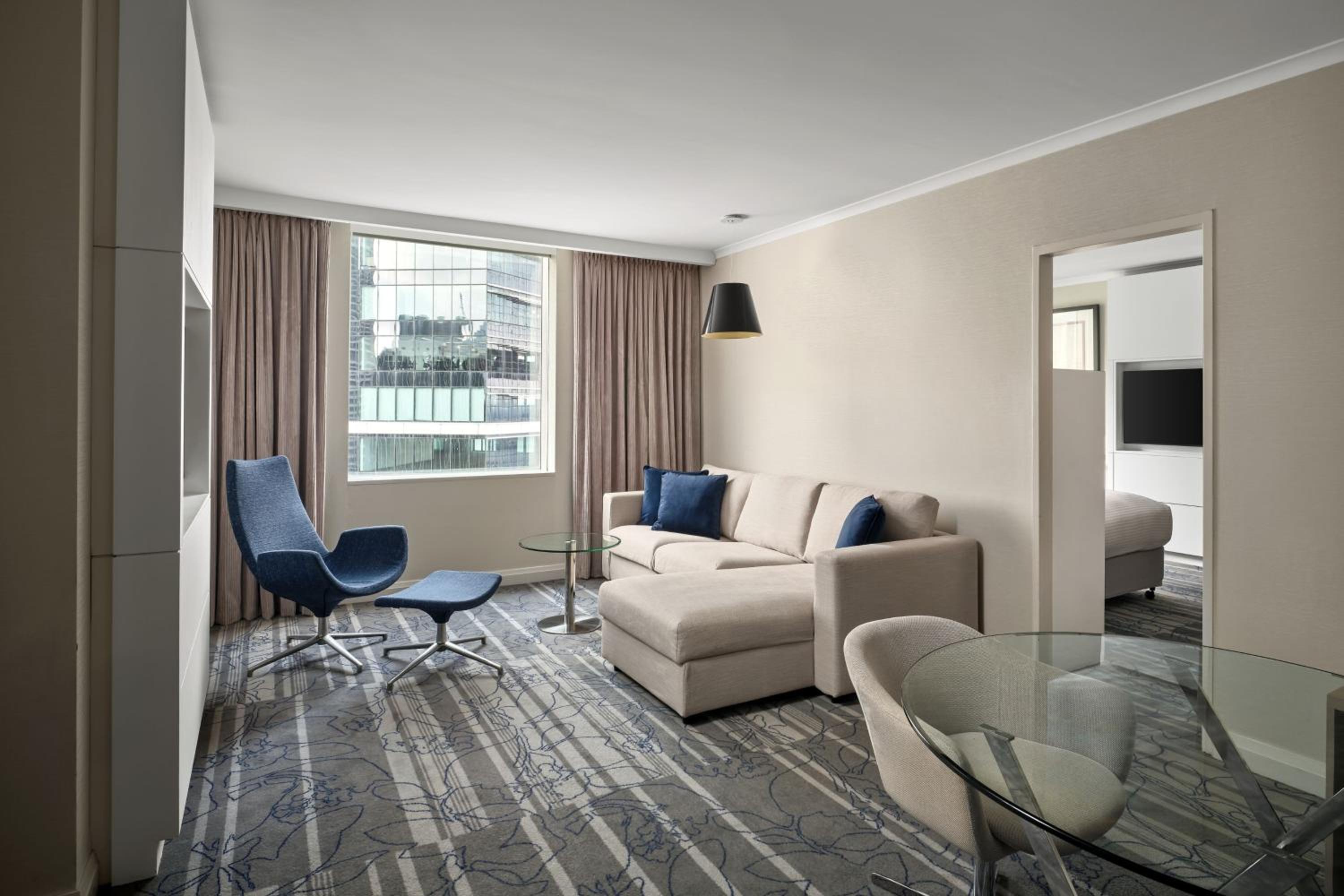 Spa Suite with Club lounge access, 1 Bedroom Suite, 1 King with Harbor Bridge View