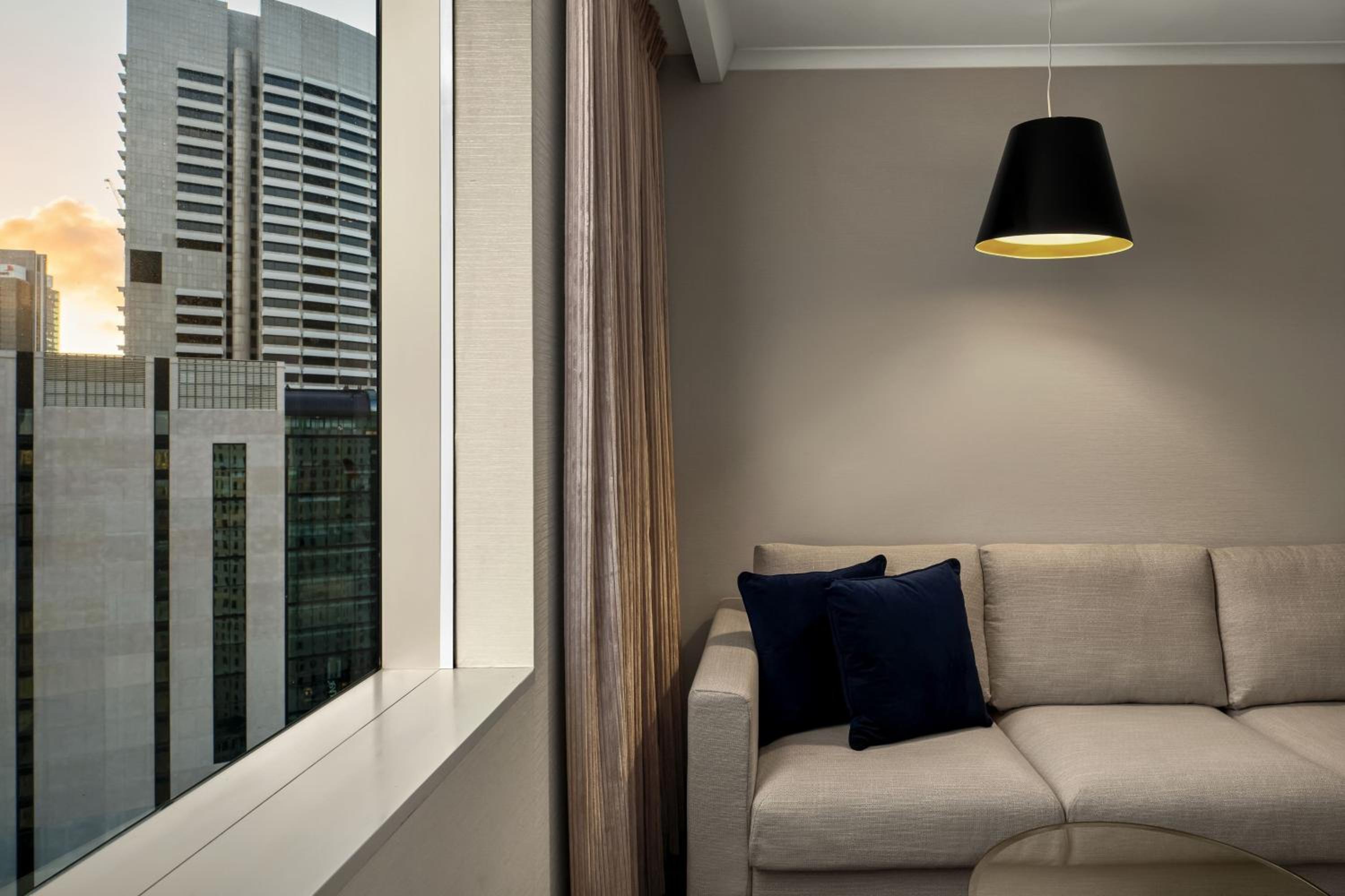 Spa Suite with Club lounge access, 1 Bedroom Suite, 1 King with Harbor Bridge View thumbnail 5