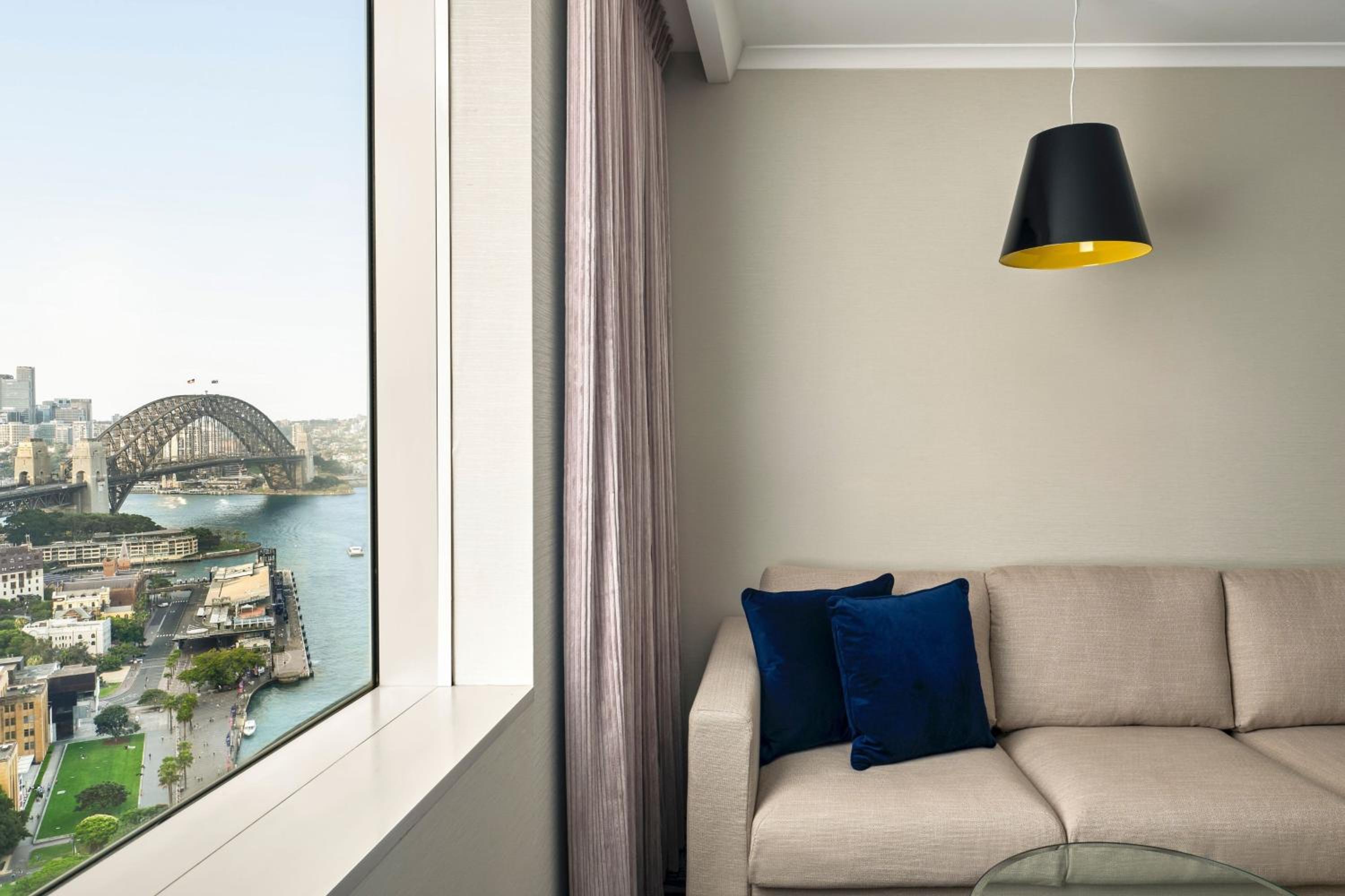 Spa Suite with Club lounge access, 1 Bedroom Suite, 1 King with Harbor Bridge View
