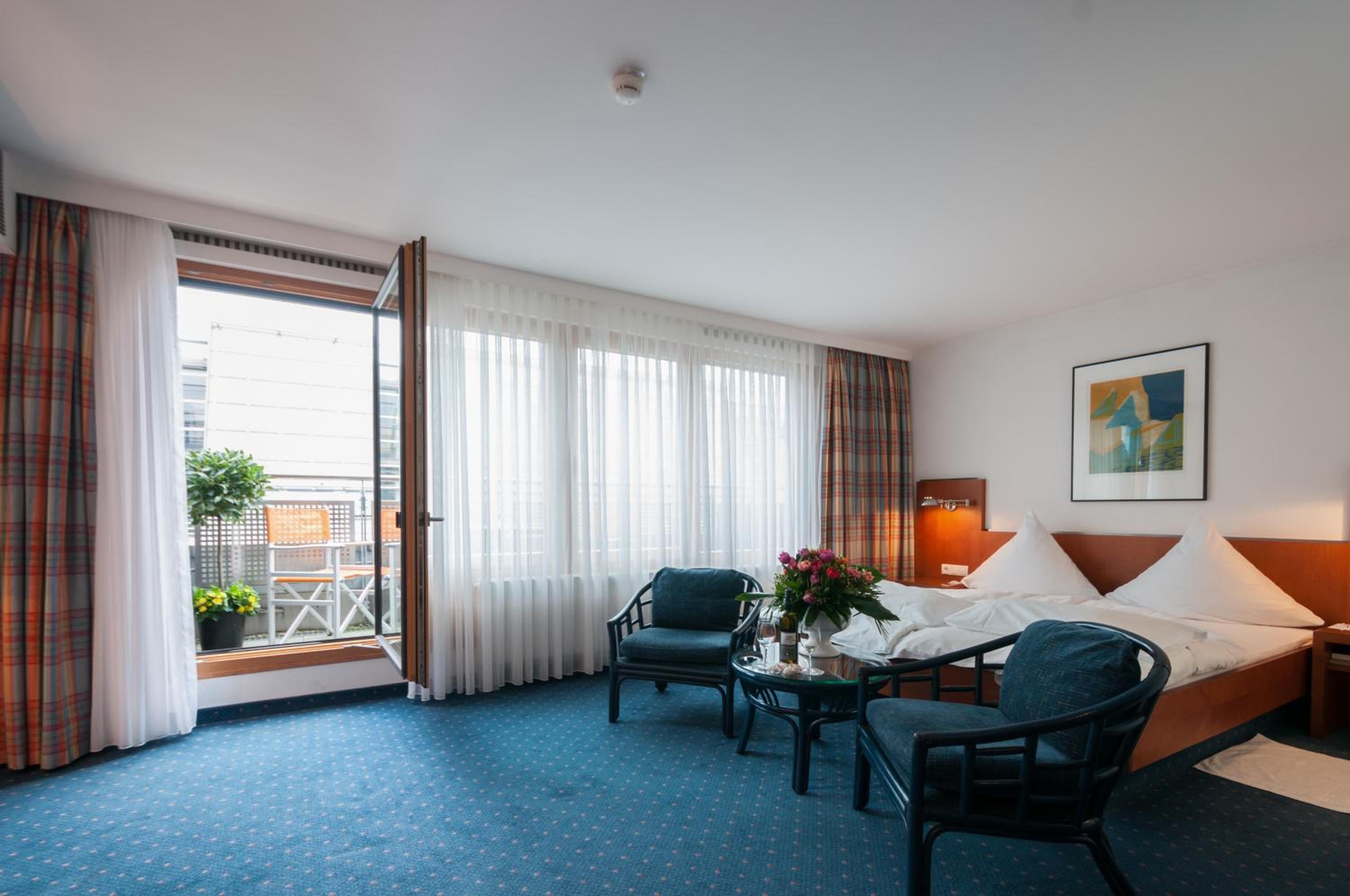 Deluxe Double Room with Balcony - Photo 7
