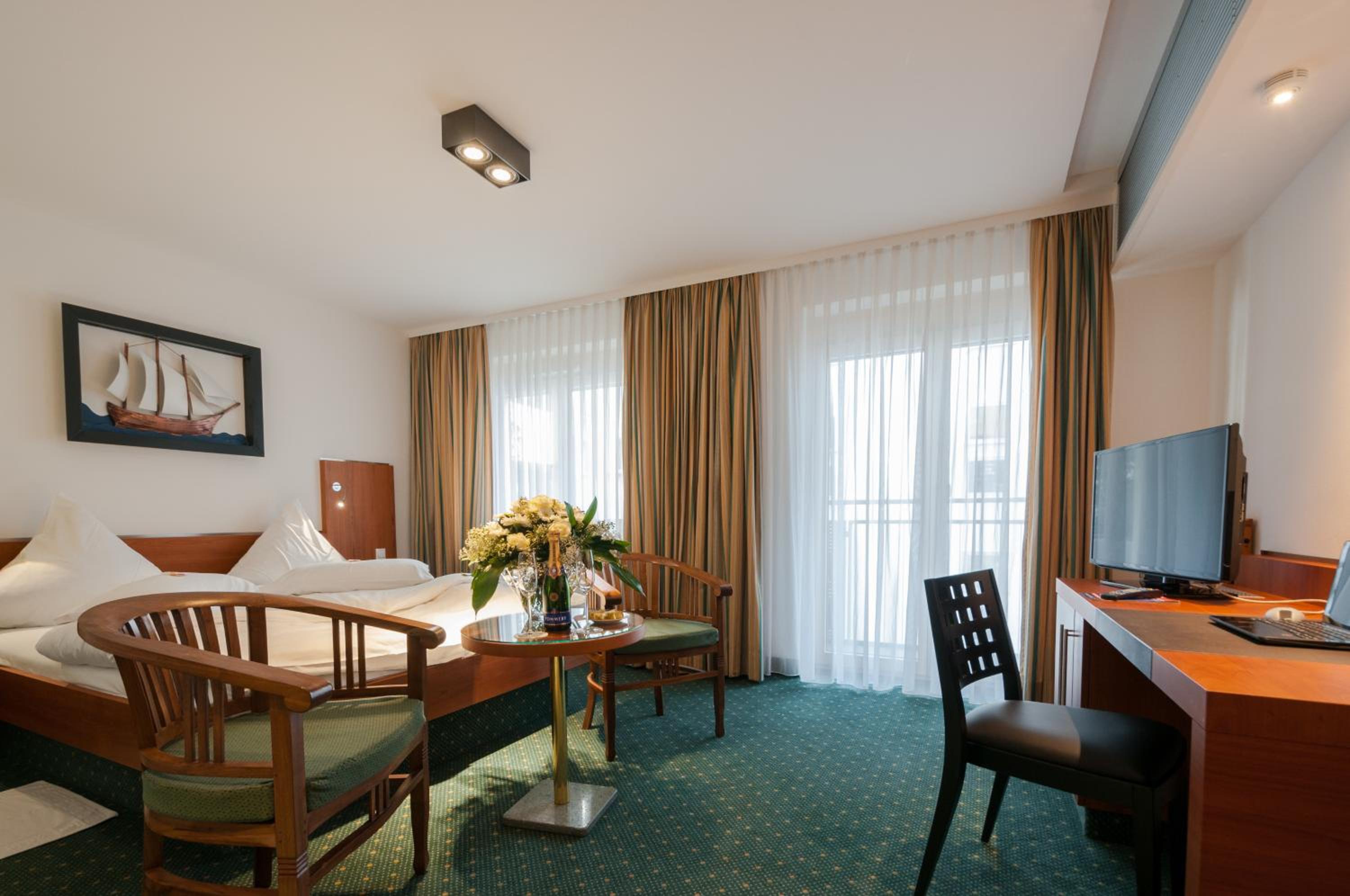 Deluxe Double Room with Balcony - Photo 2