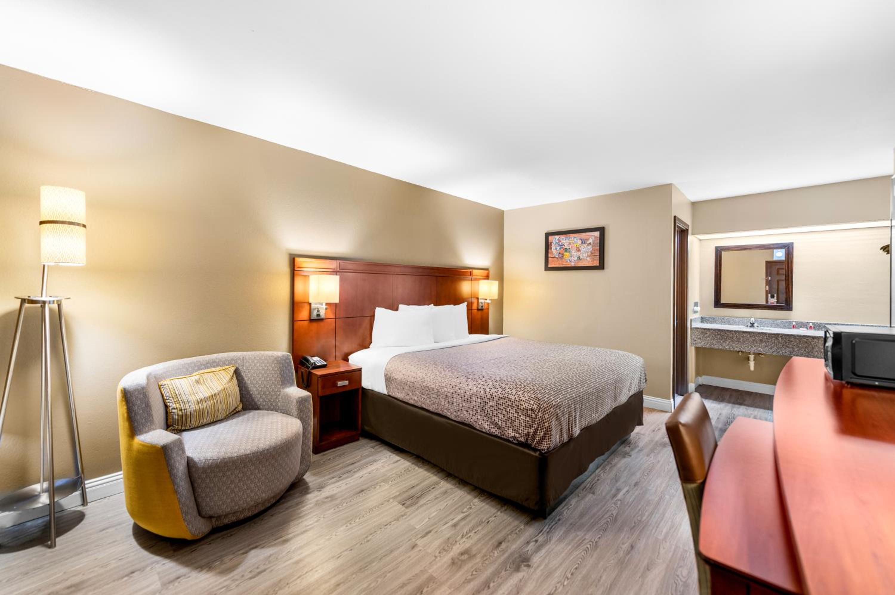 King Room - Non-Smoking - Photo 1