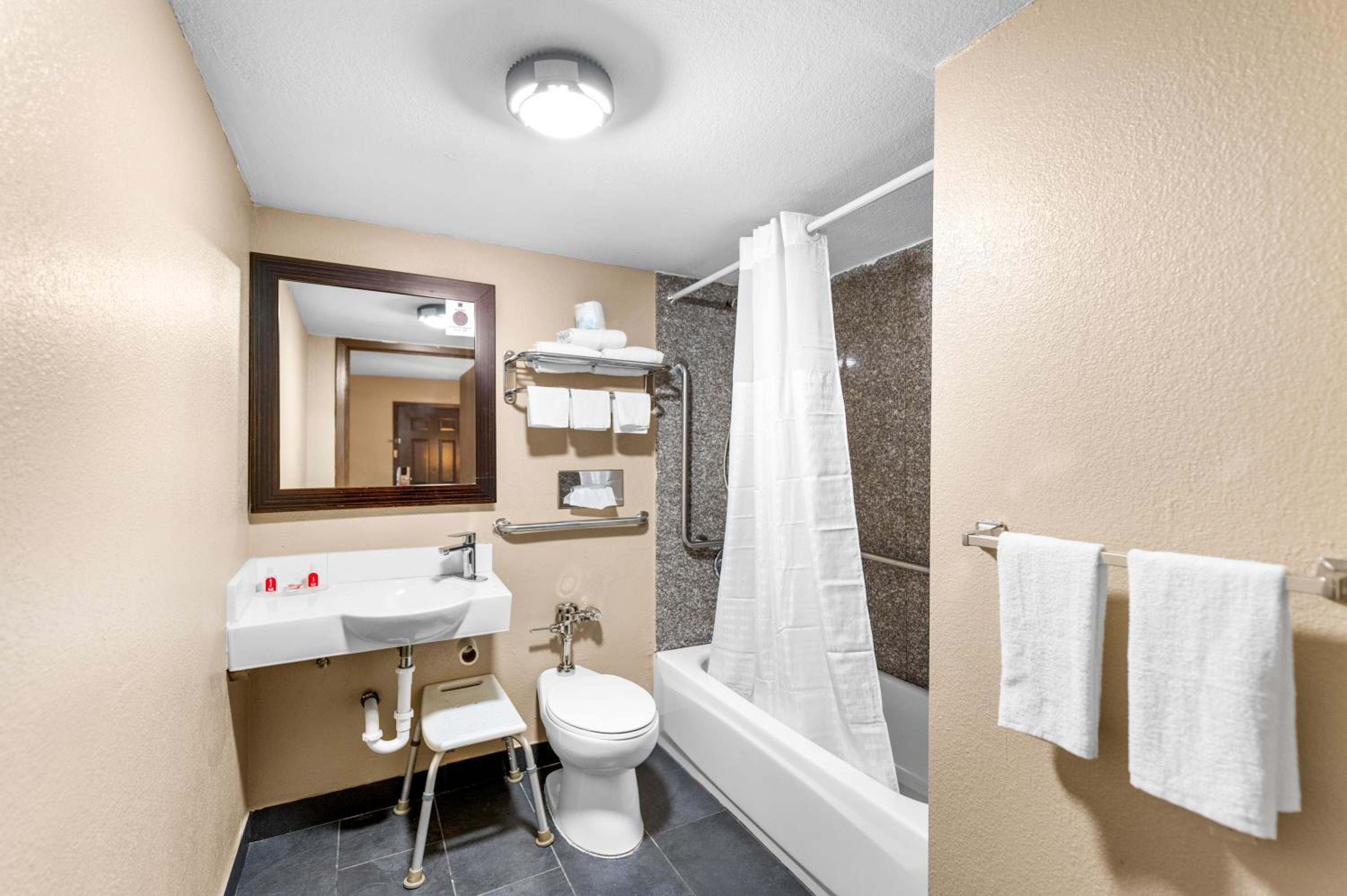 Queen Room - Accessible/Smoking - Photo 4