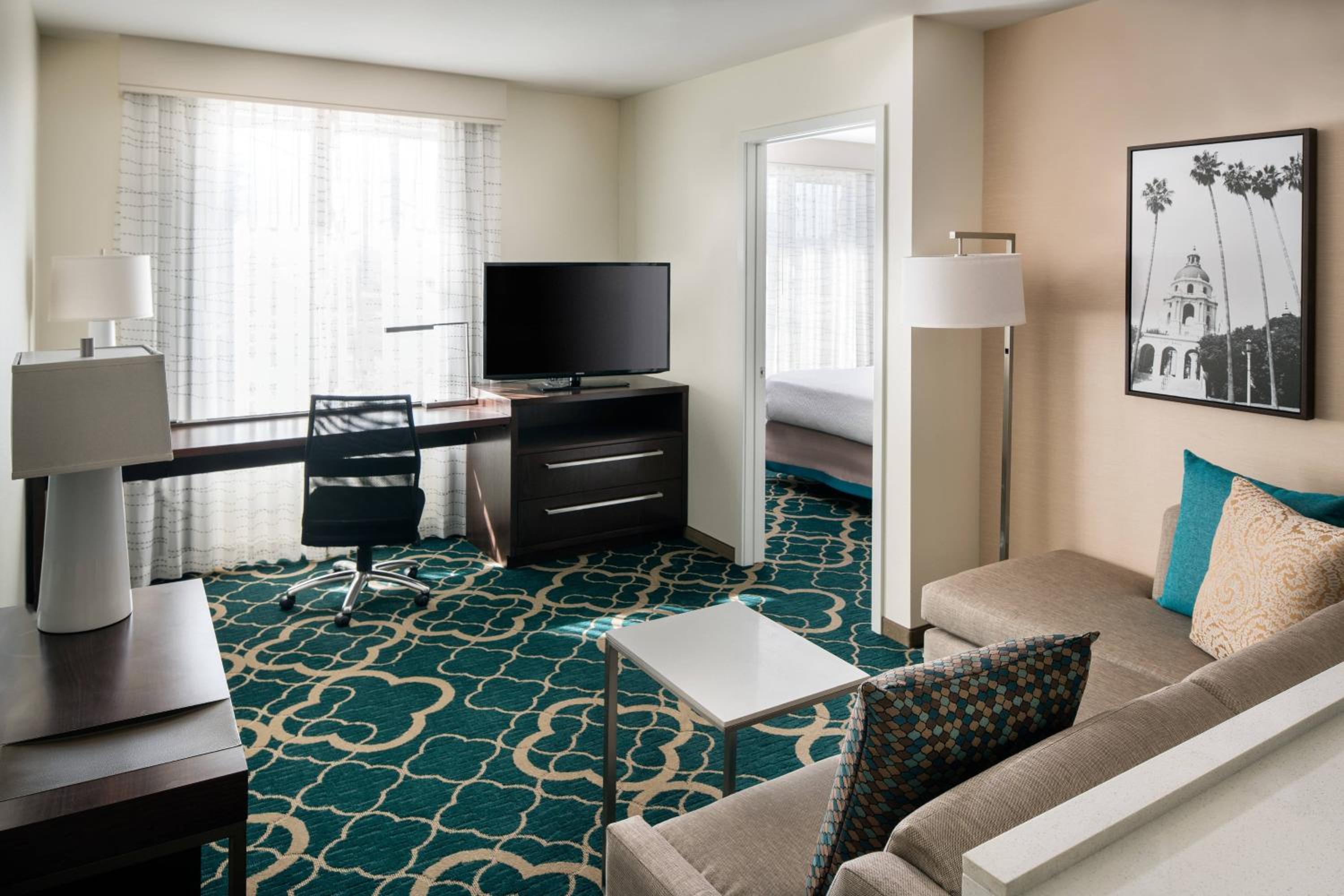 1 Bedroom Suite, 1 King, Sofa bed photo 1