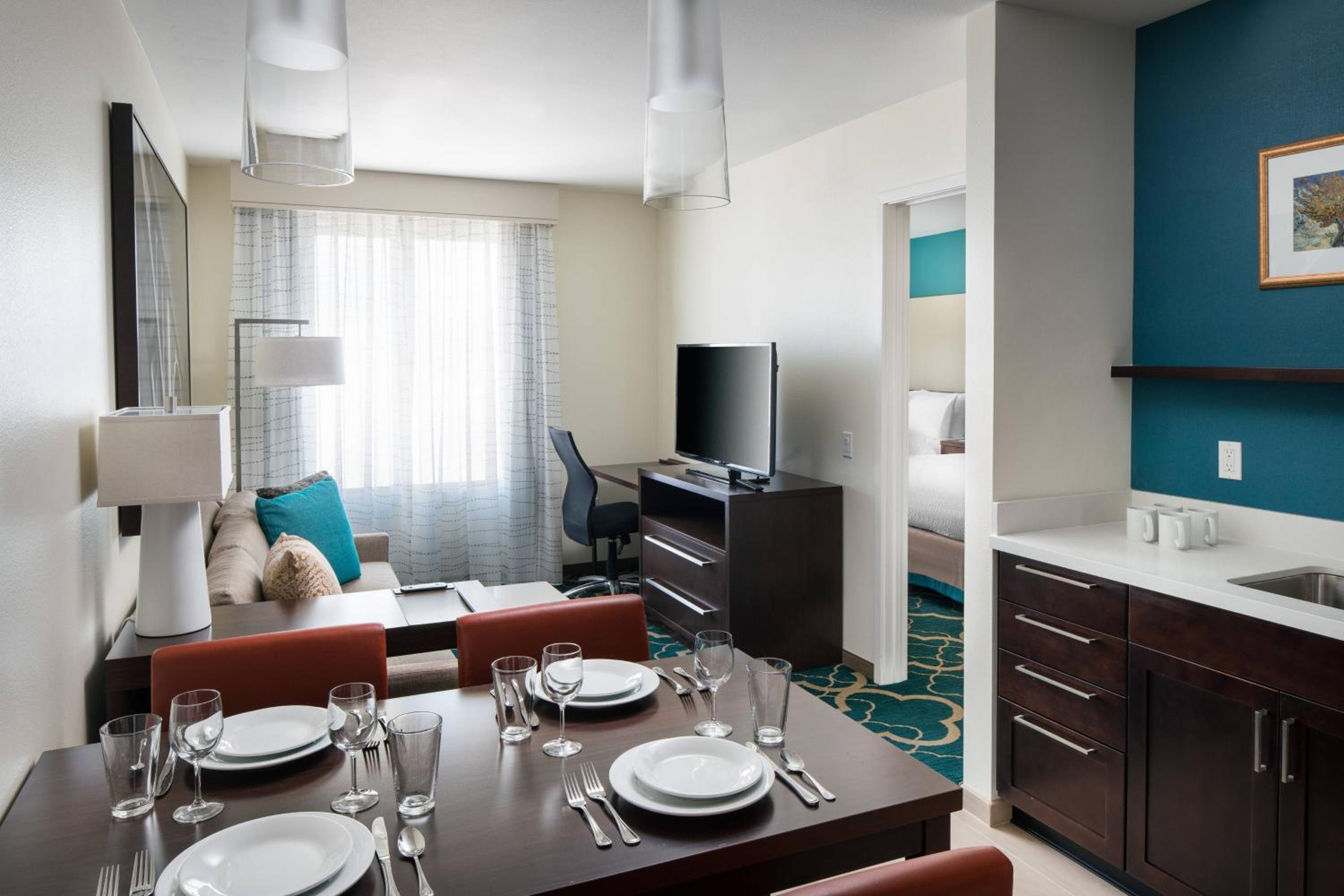 1 Bedroom Suite, 2 Queen, Sofa bed photo 1