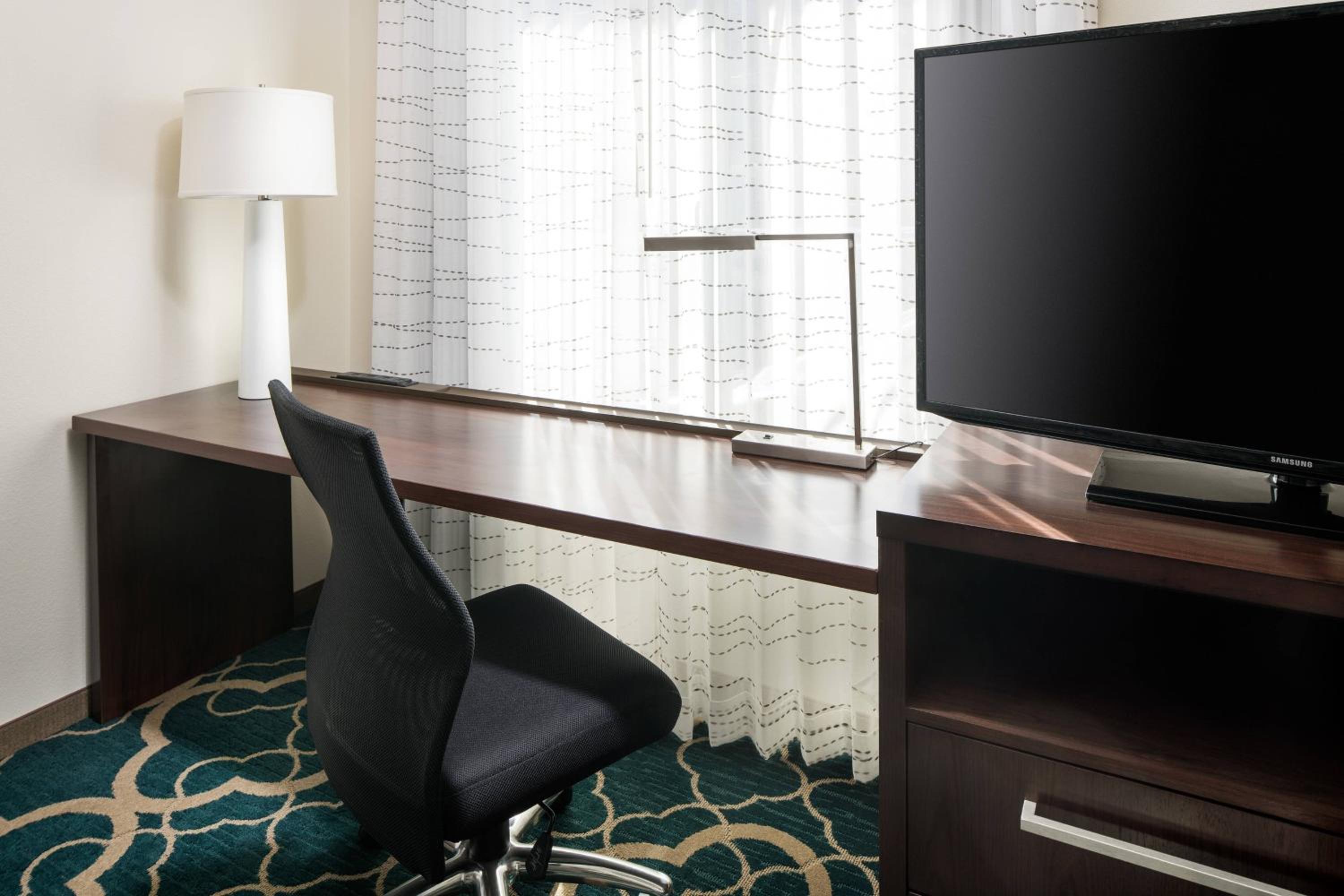1 Bedroom Suite, 1 King, Sofa bed photo 2