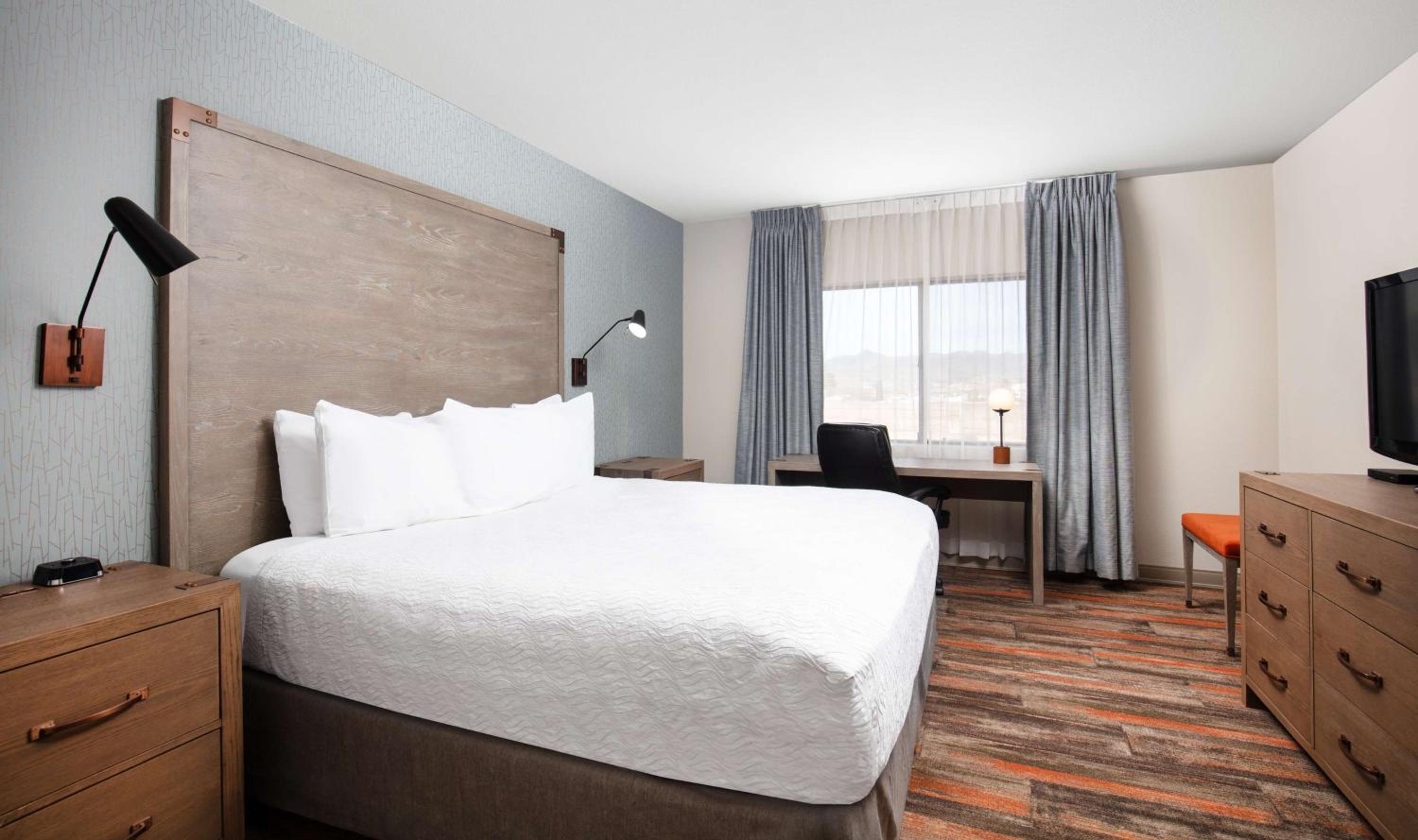 One-Bedroom King Suite with Sofa Bed and Balcony - Kitchenette