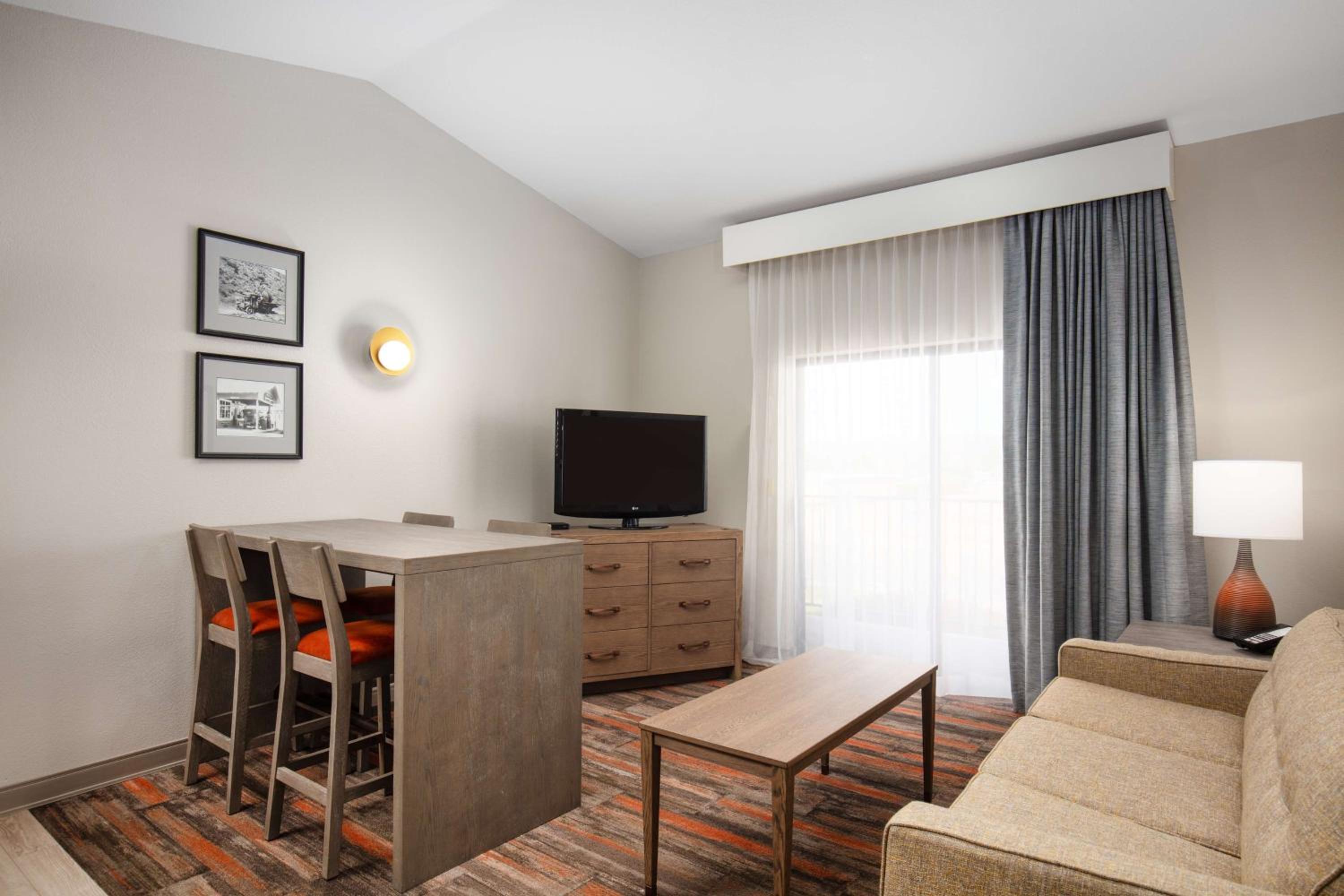 One-Bedroom King Suite with Sofa Bed and Balcony - Kitchenette photo 3