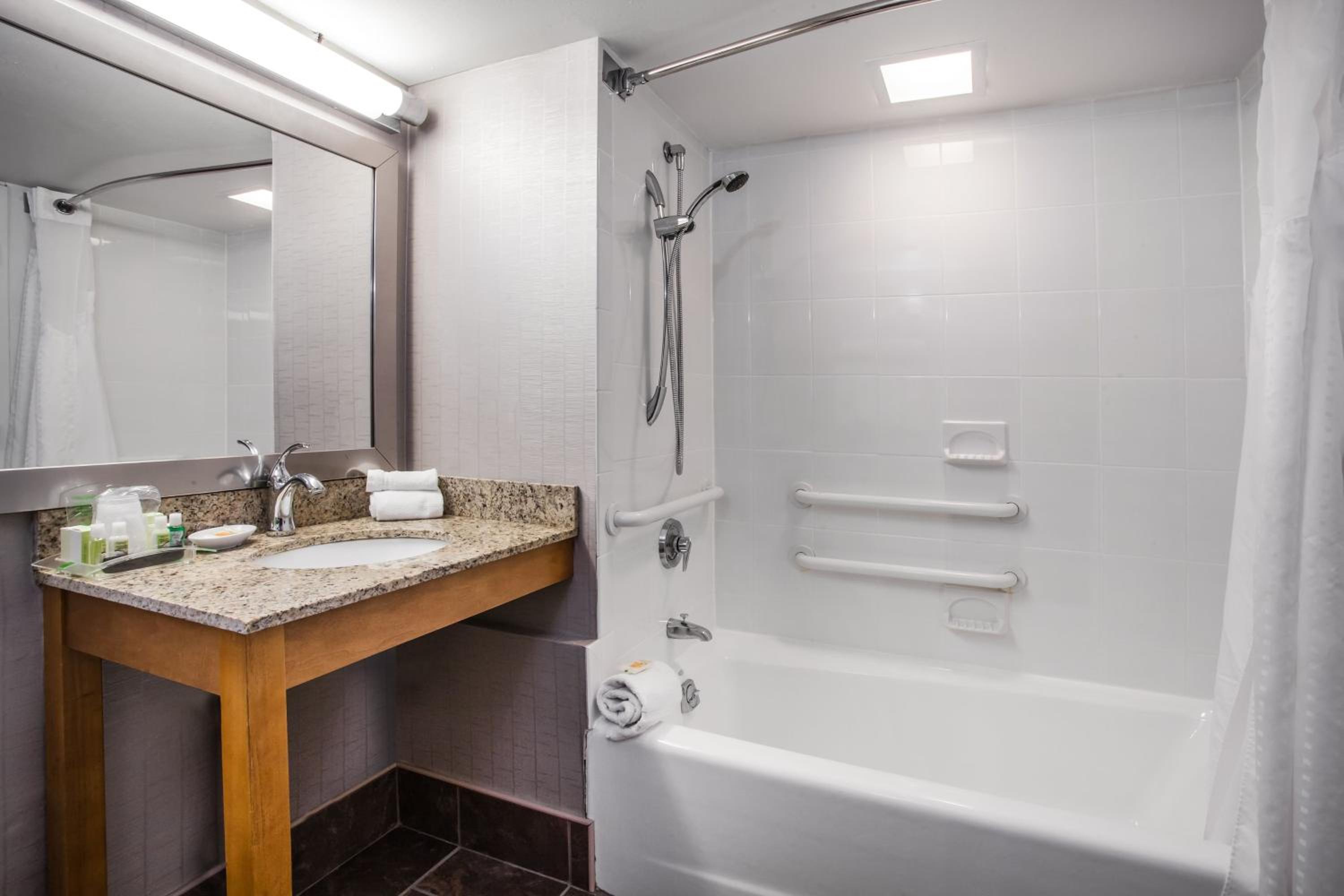 King Room - Mobility Access Tub - Non-Smoking - Photo 5