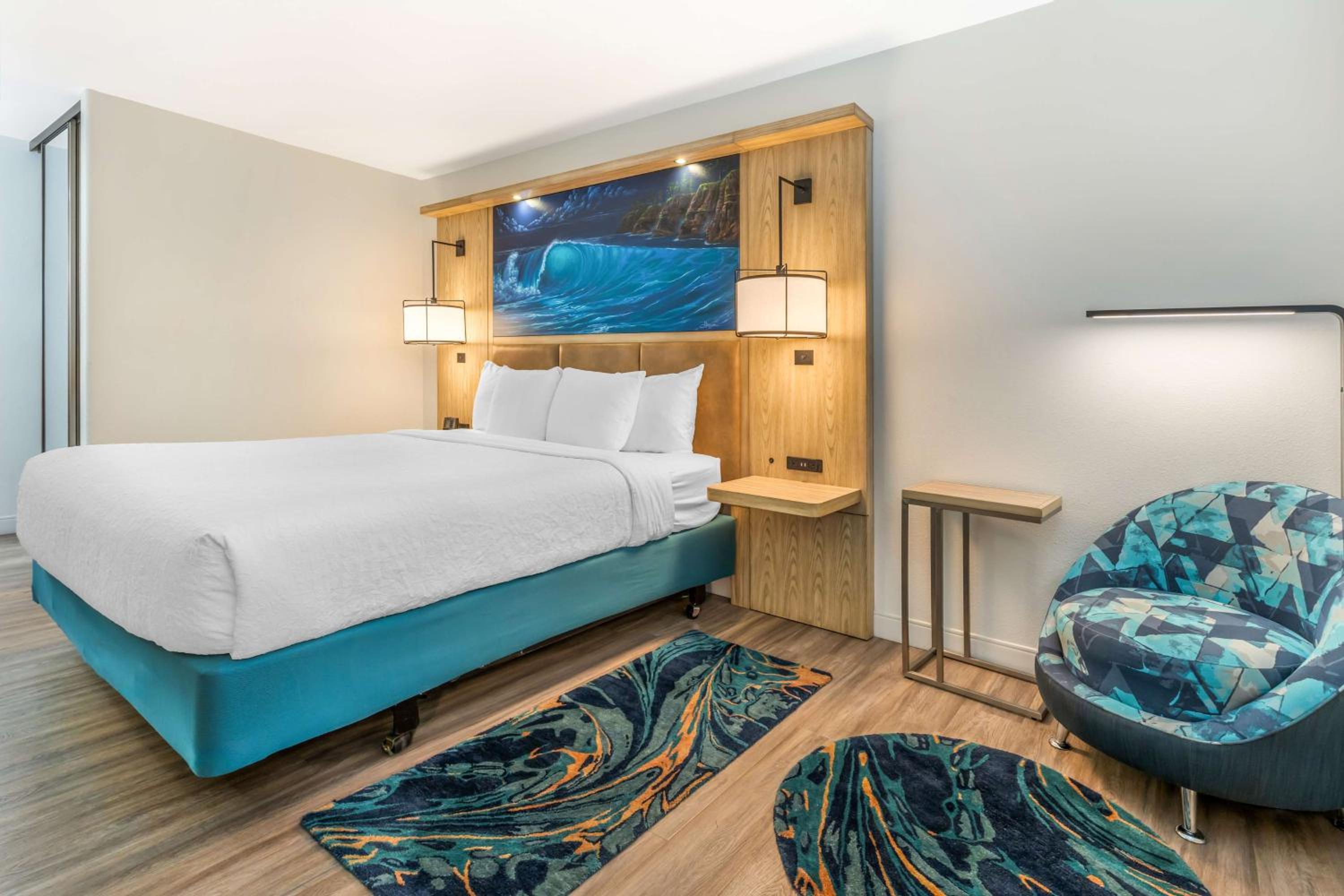 Standard King Bed Room - Photo 7