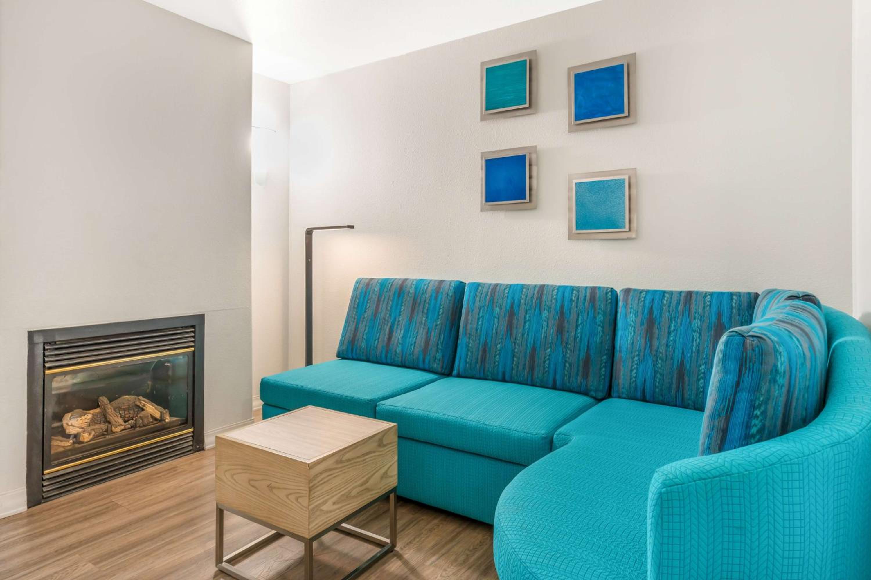 Junior Suite - Partially Separated Sitting Area, Fireplace & Sofa Bed - Photo 5