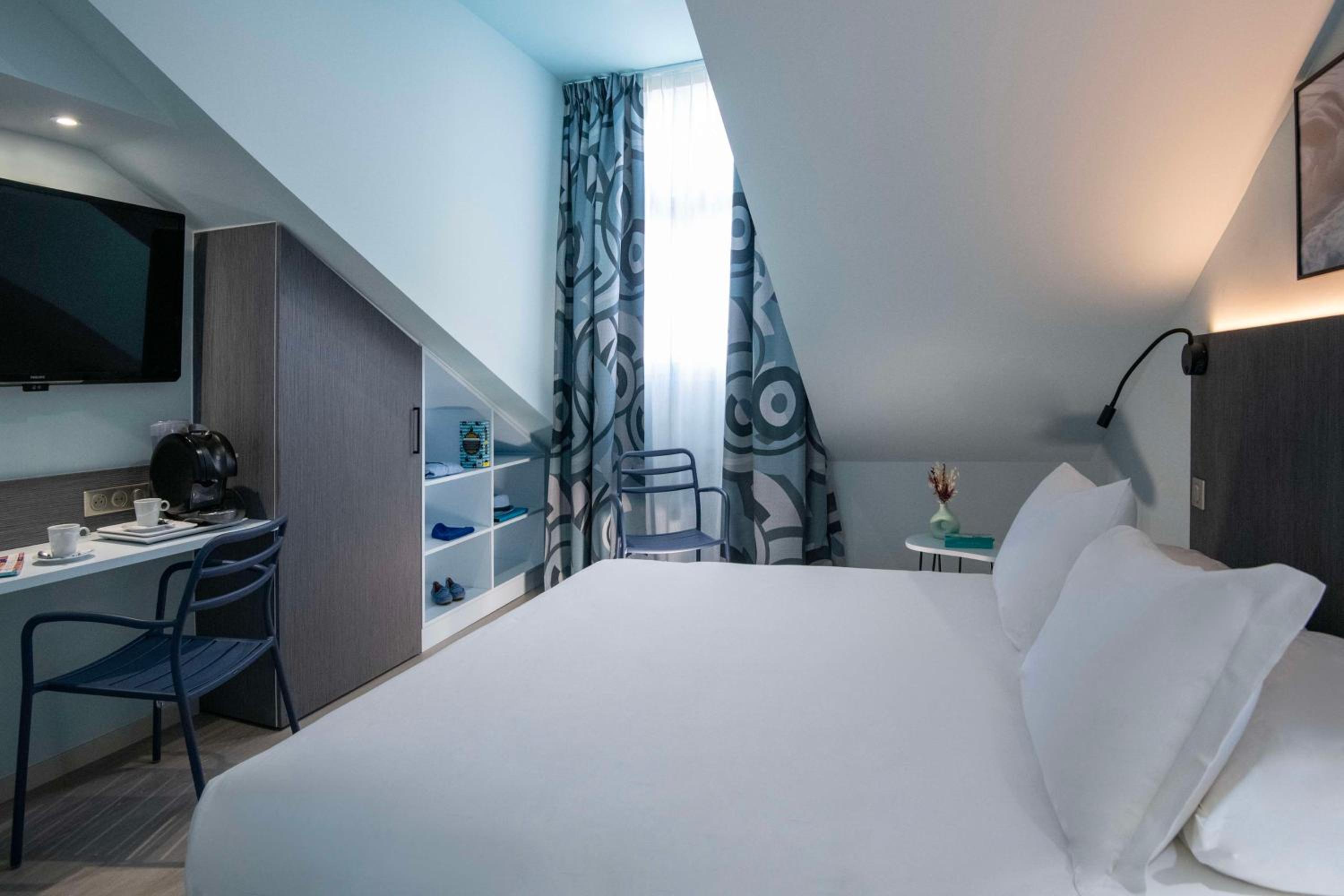 Comfort Queen Room - Attic - Photo 13