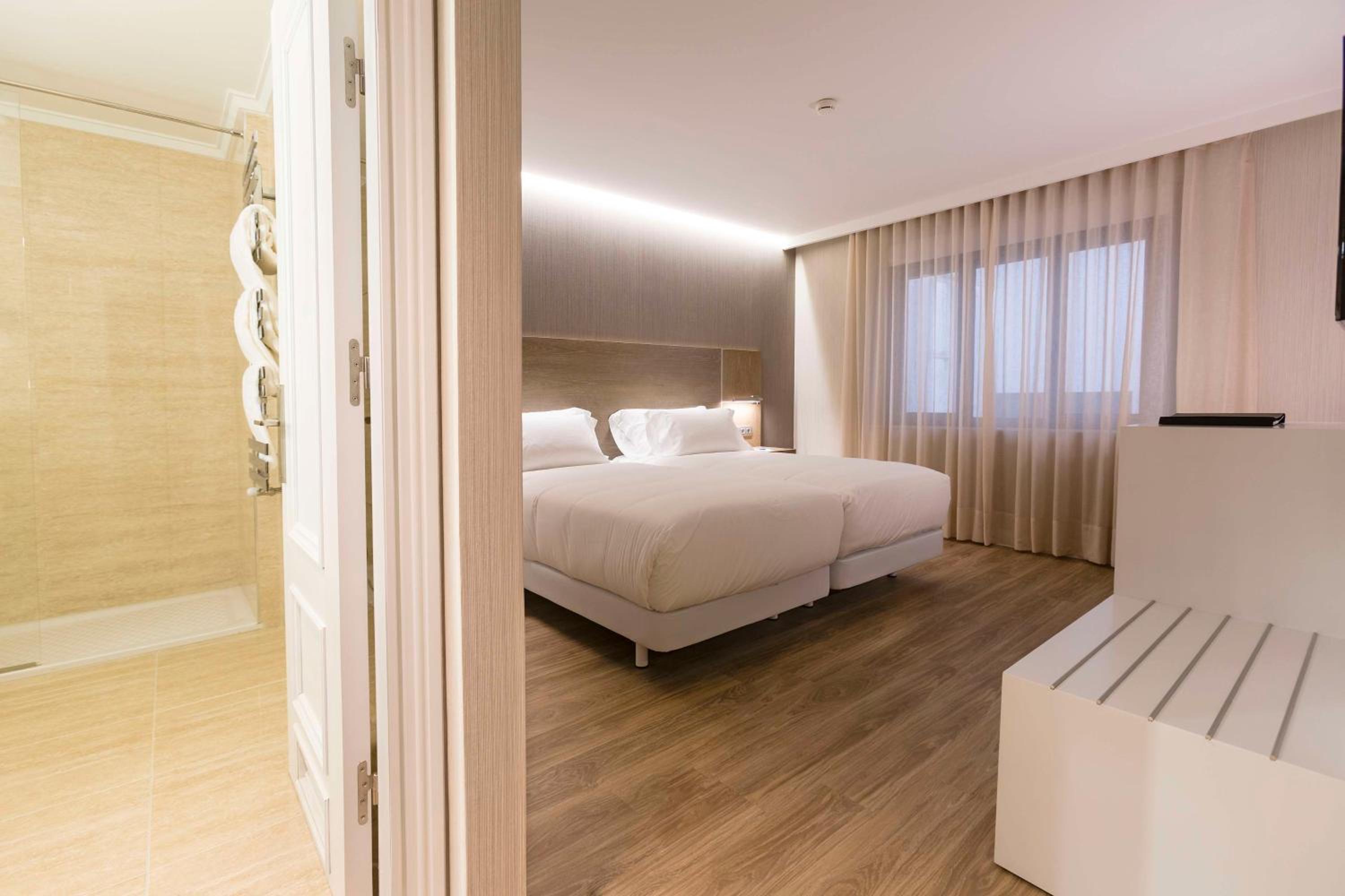 Standard Double or Twin Room - Photo 3