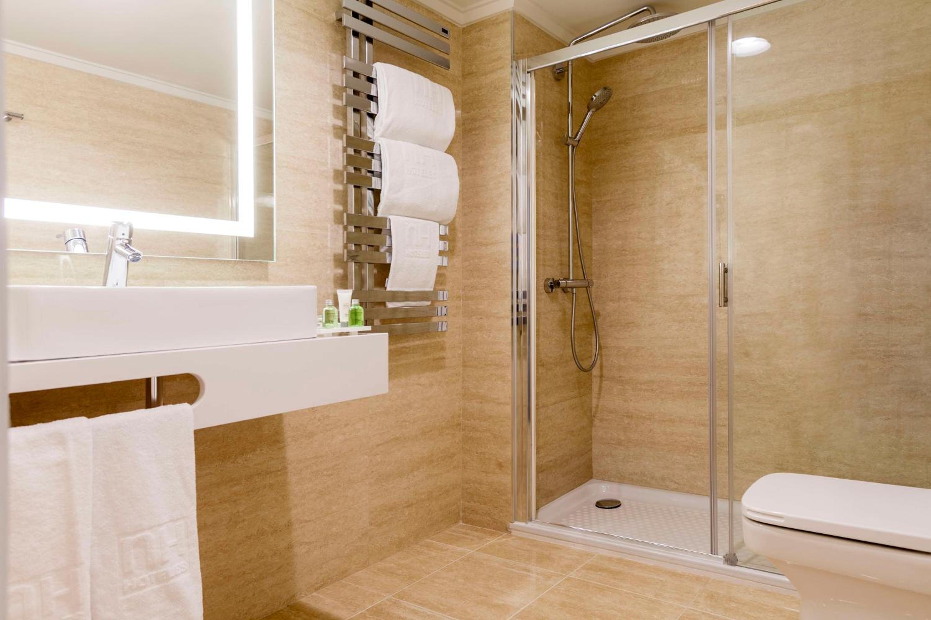 Standard Double or Twin Room - Photo 5