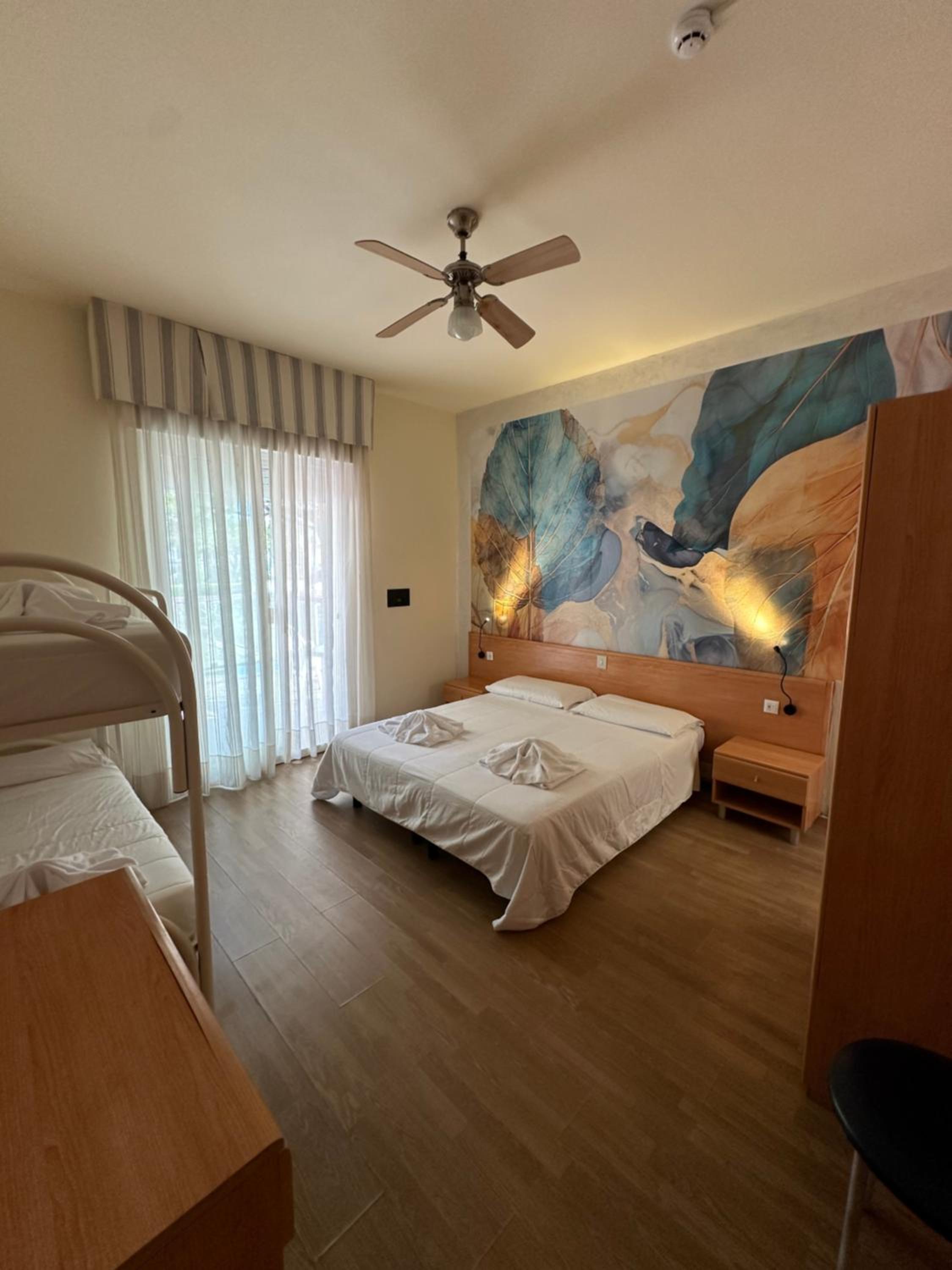 Quadruple Room with Balcony - Photo 2