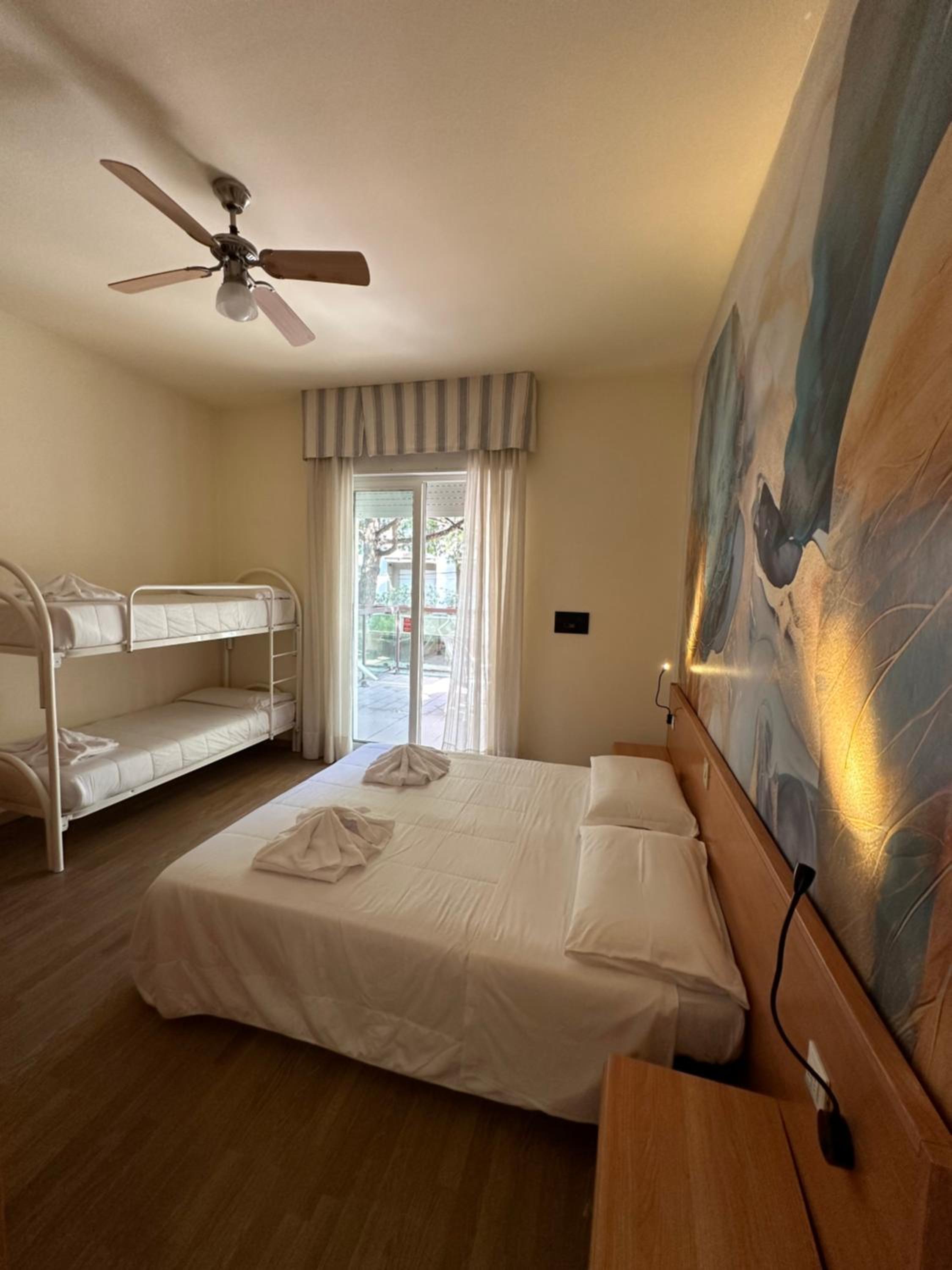 Quadruple Room with Balcony - Photo 16