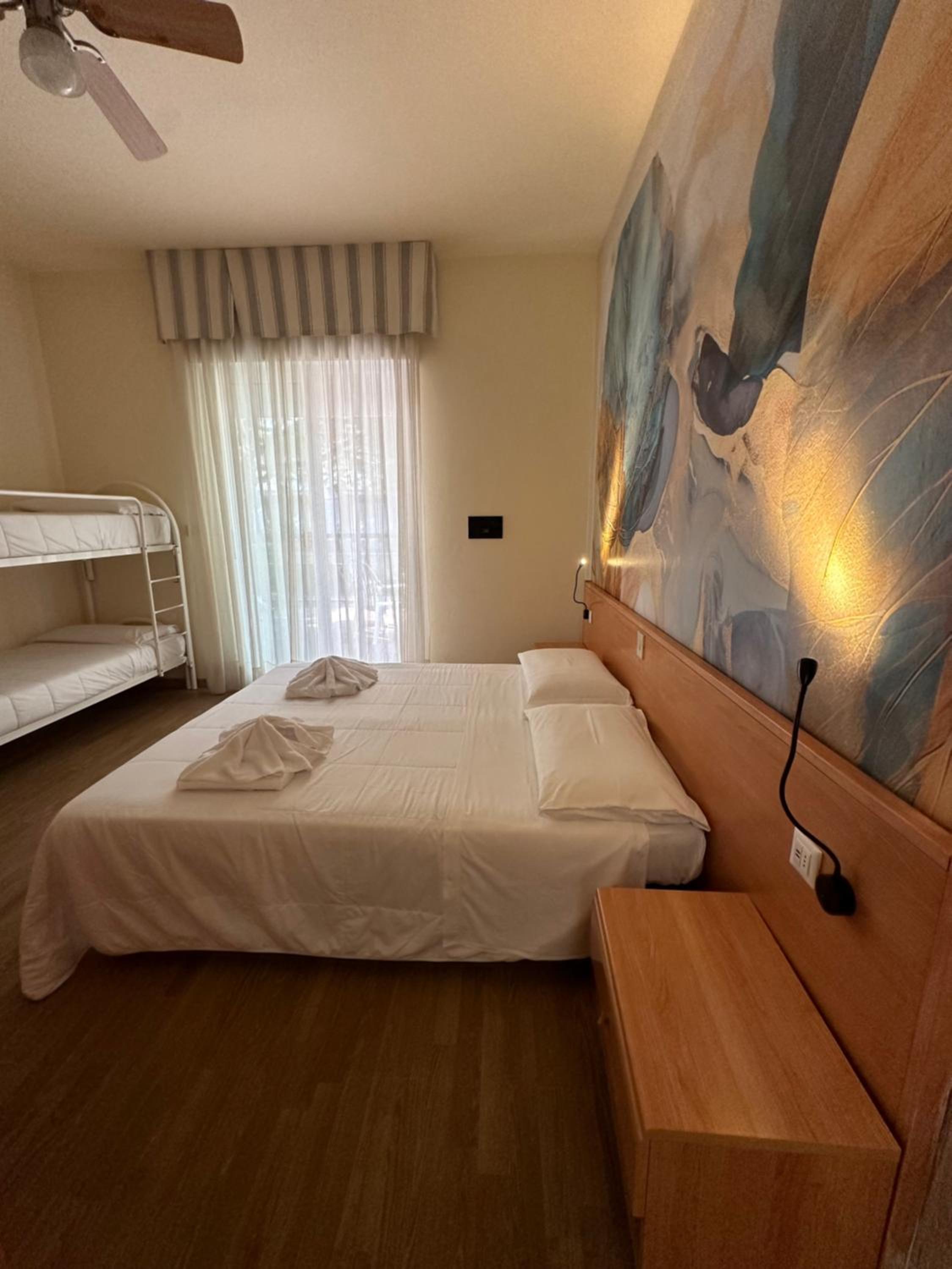 Quadruple Room with Balcony - Photo 3