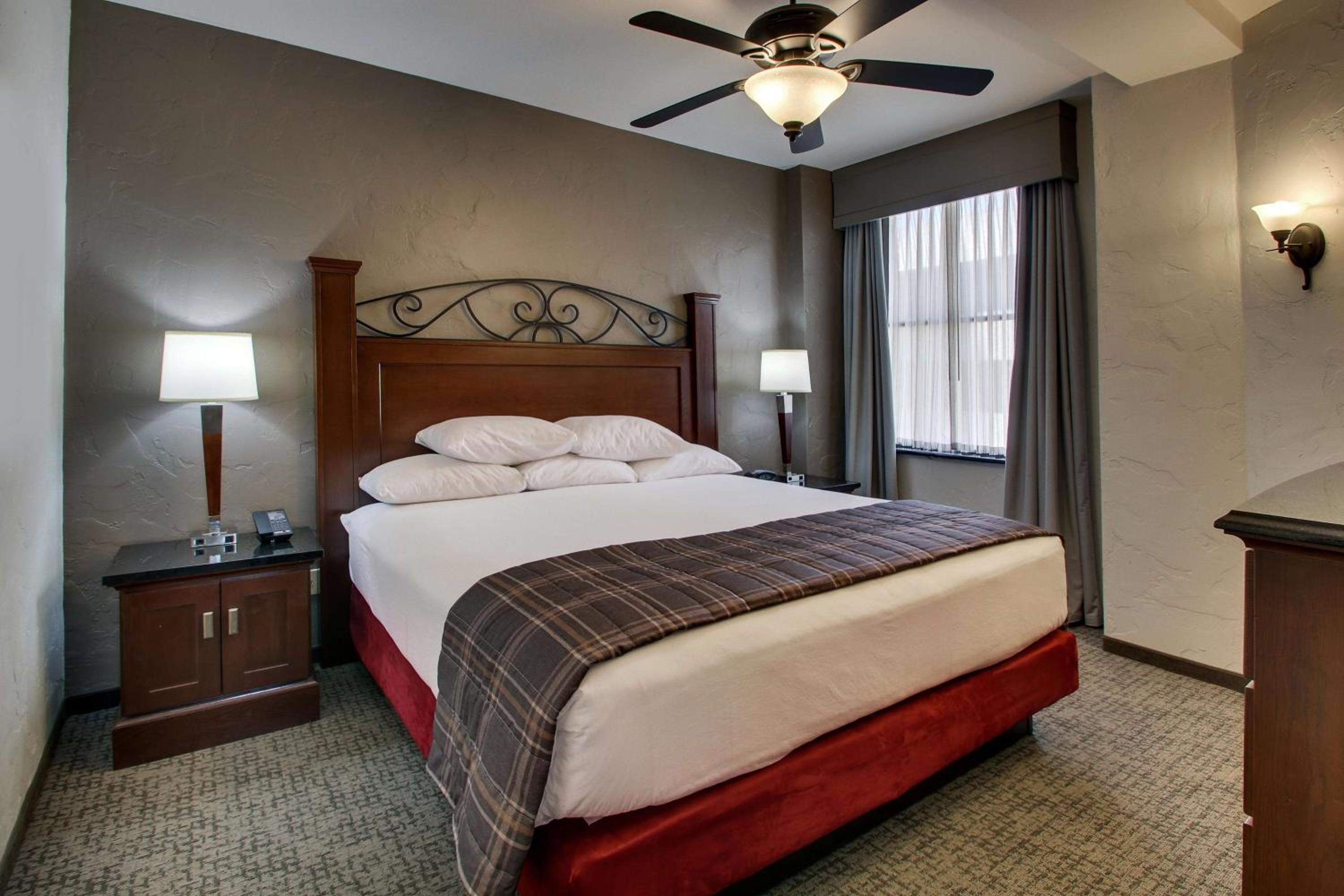 Oversize Deluxe King Room, Jacuzzi - Accessible, Roll-in Shower - Photo 3