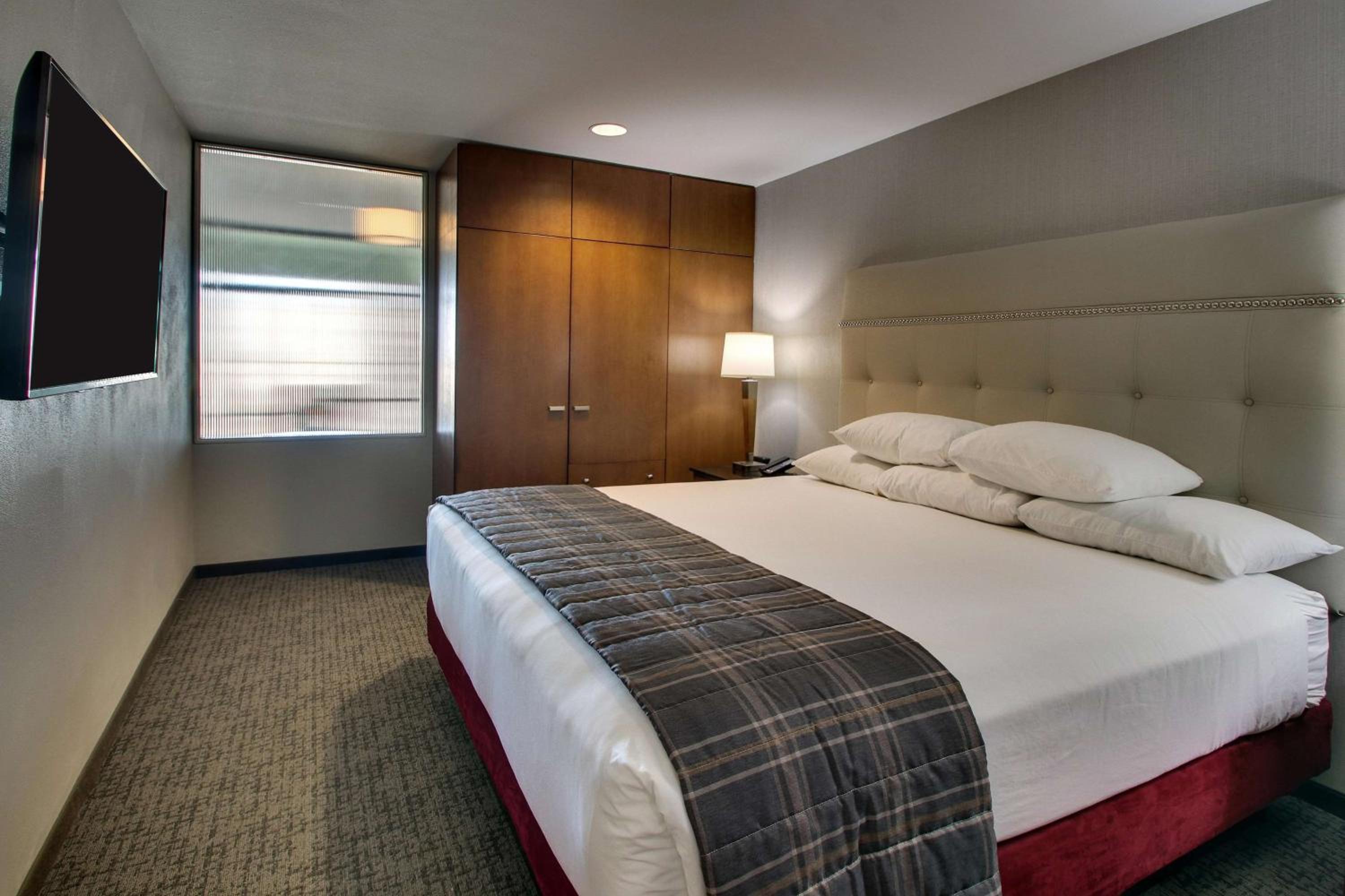 King Suite with Balcony photo 3
