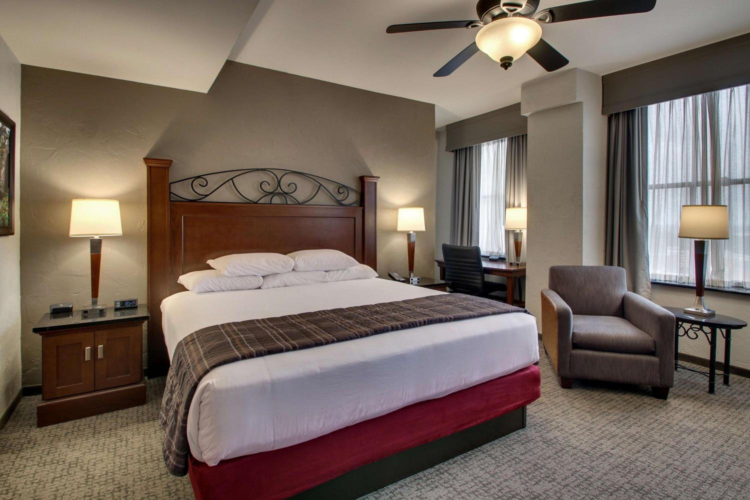 Deluxe King Room - Photo 3