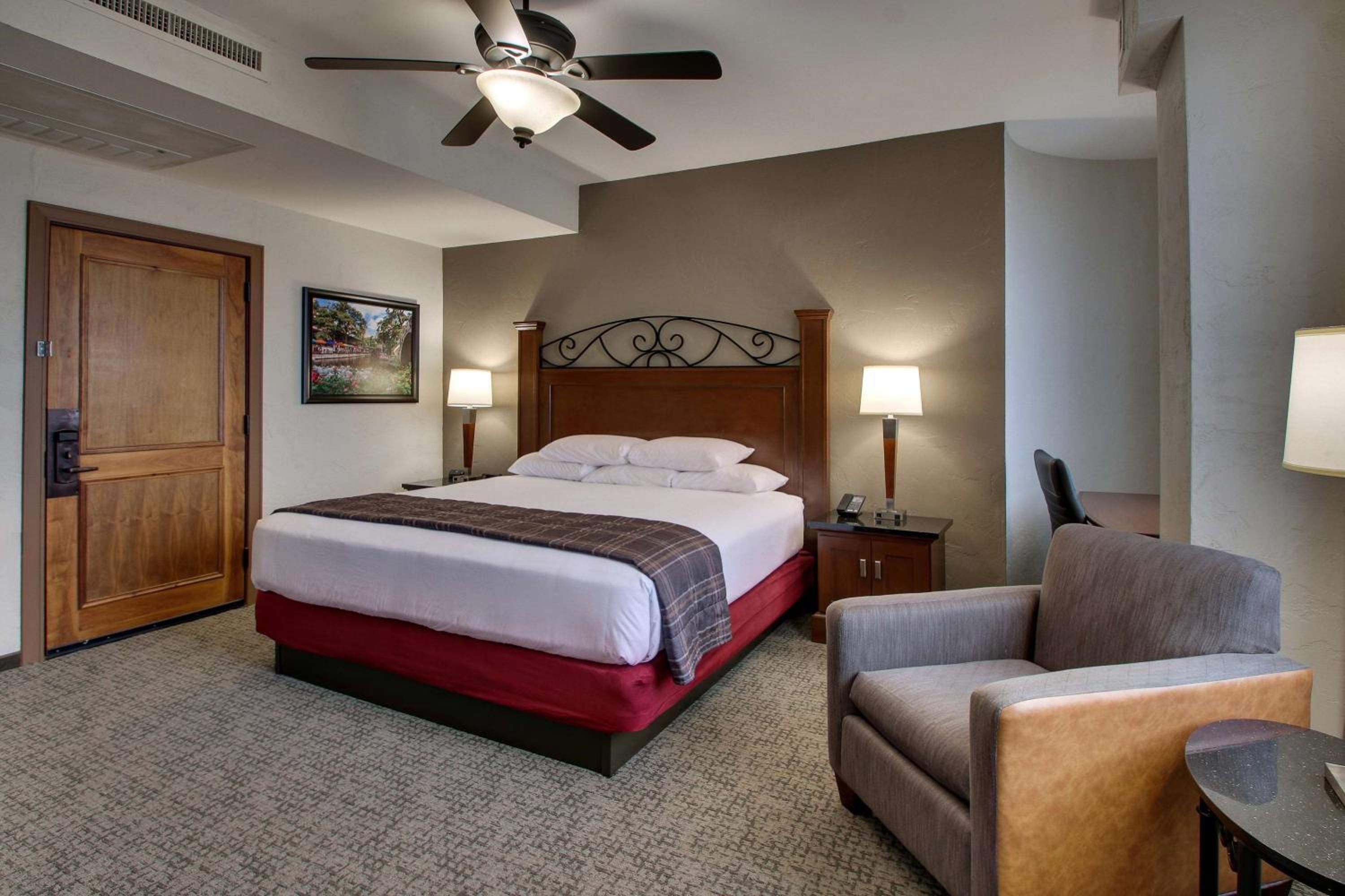 Deluxe King Room - Photo 2