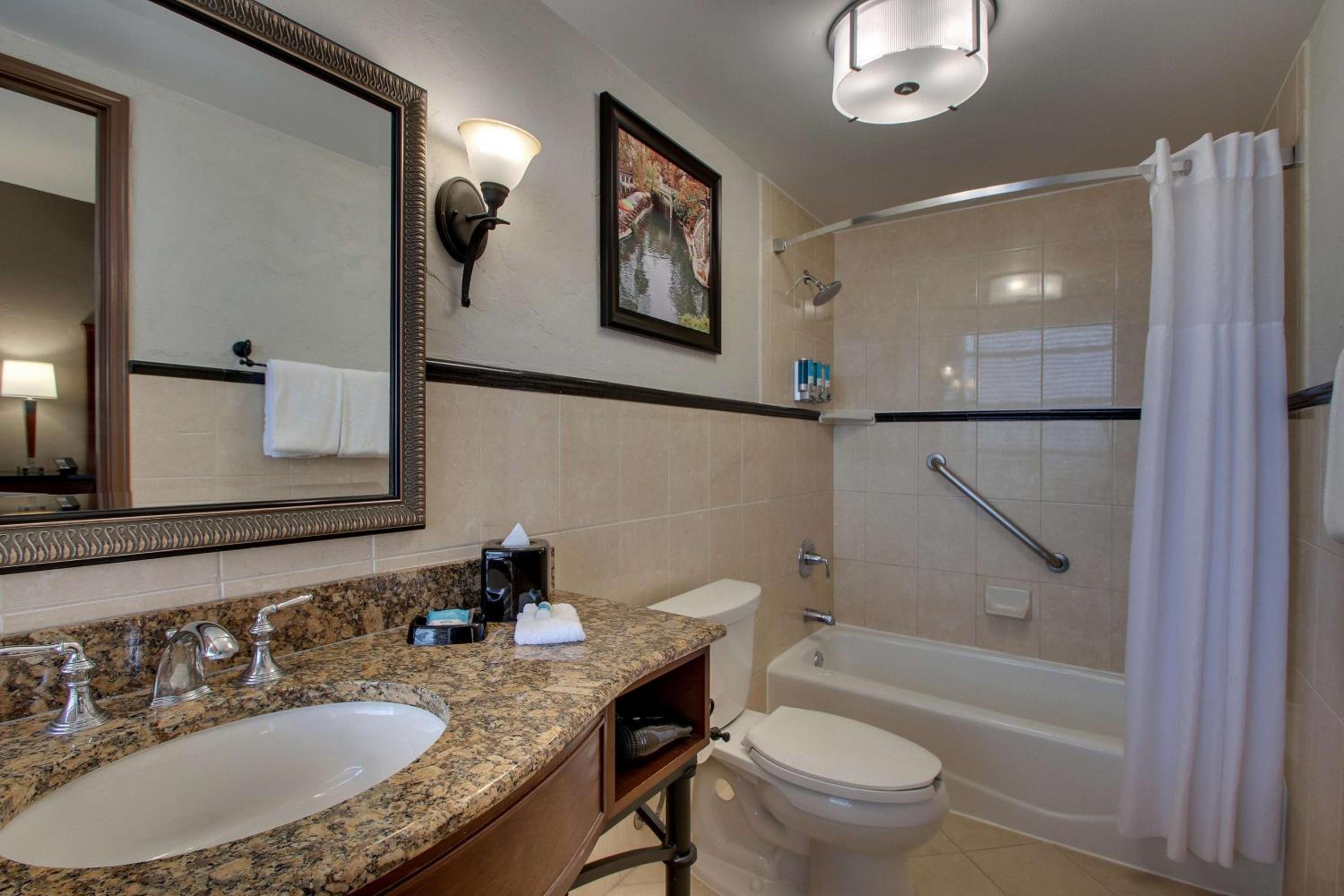 Deluxe King Room - Photo 4
