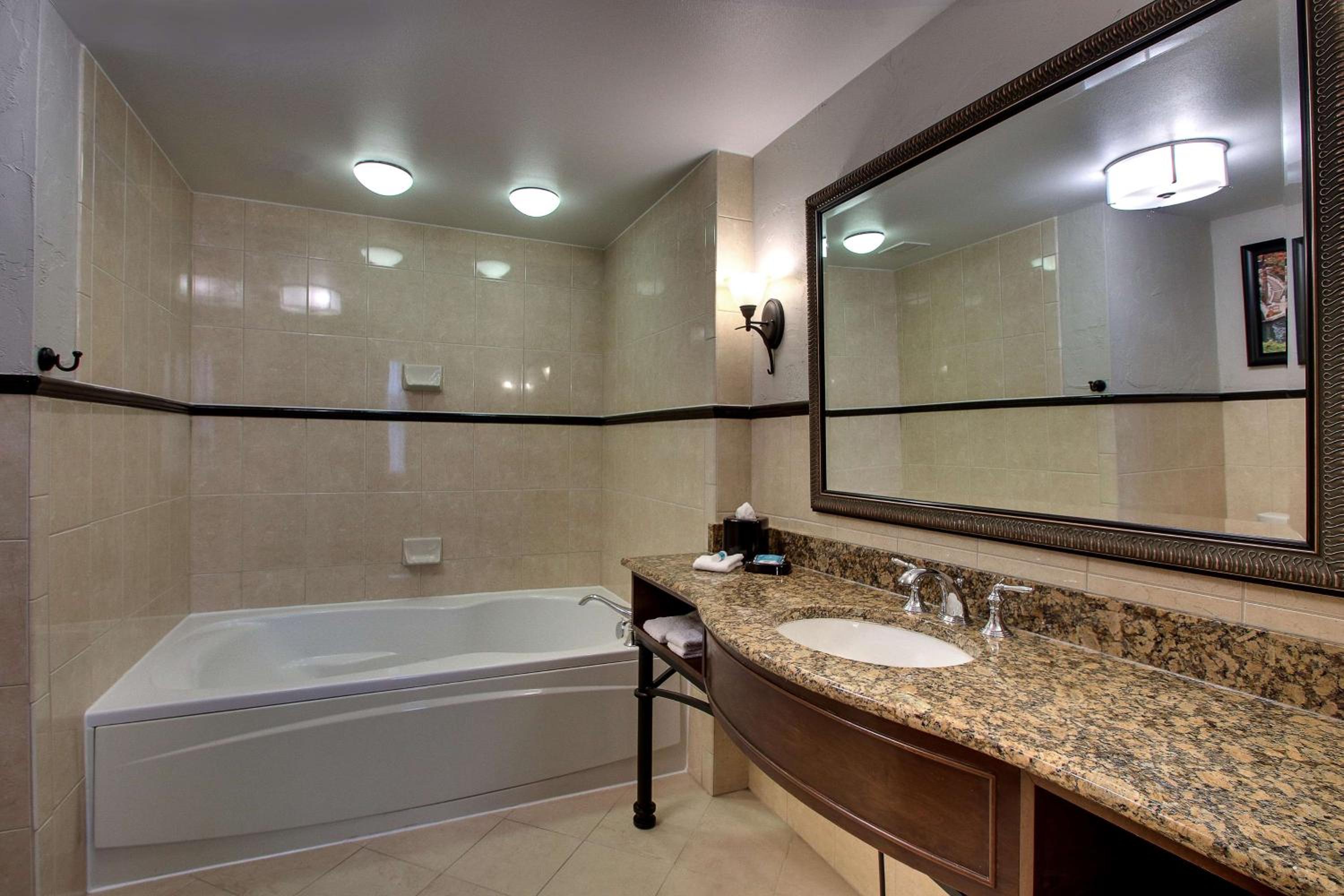 Superior King Room with Spa Bath - Photo 3